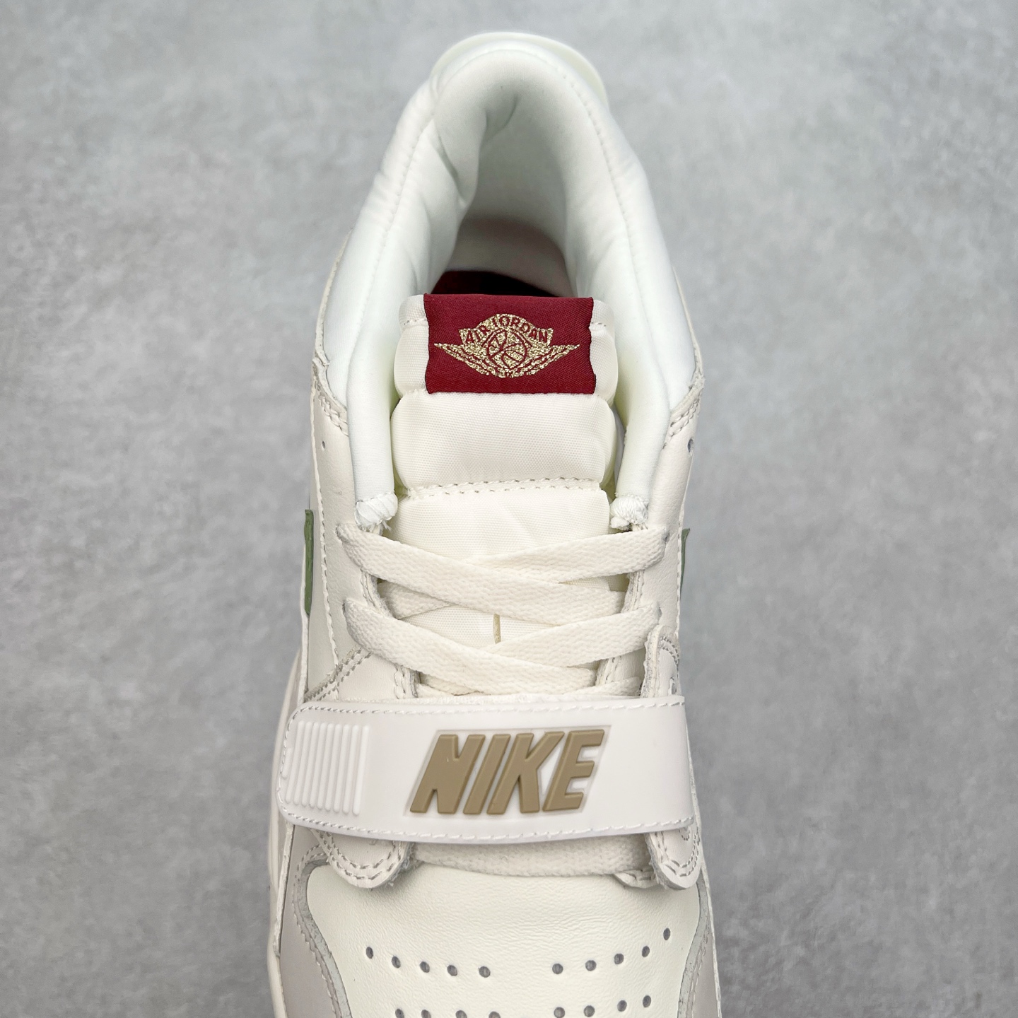 图片[5]-＃PP特价福利 Air Jordan Legacy AJ312 复古篮球鞋 鞋身采用了皮革材质打造 横跨鞋面的魔术贴十分吸睛 侧面的Swoosh Logo的一部分被鞋面遮挡了一部分 颇具玩味 魔术贴上标有NK标识 而鞋舌上是Jordan的经典红色飞翼Logo 后跟和鞋底均采用了AJ3的设计 后跟上同样也使用了经典的爆裂纹图案 尺码：36 36.5 37.5 38 38.5 39 40 40.5 41 42 42.5 43 44 44.5 45 46 47.5-选品中心