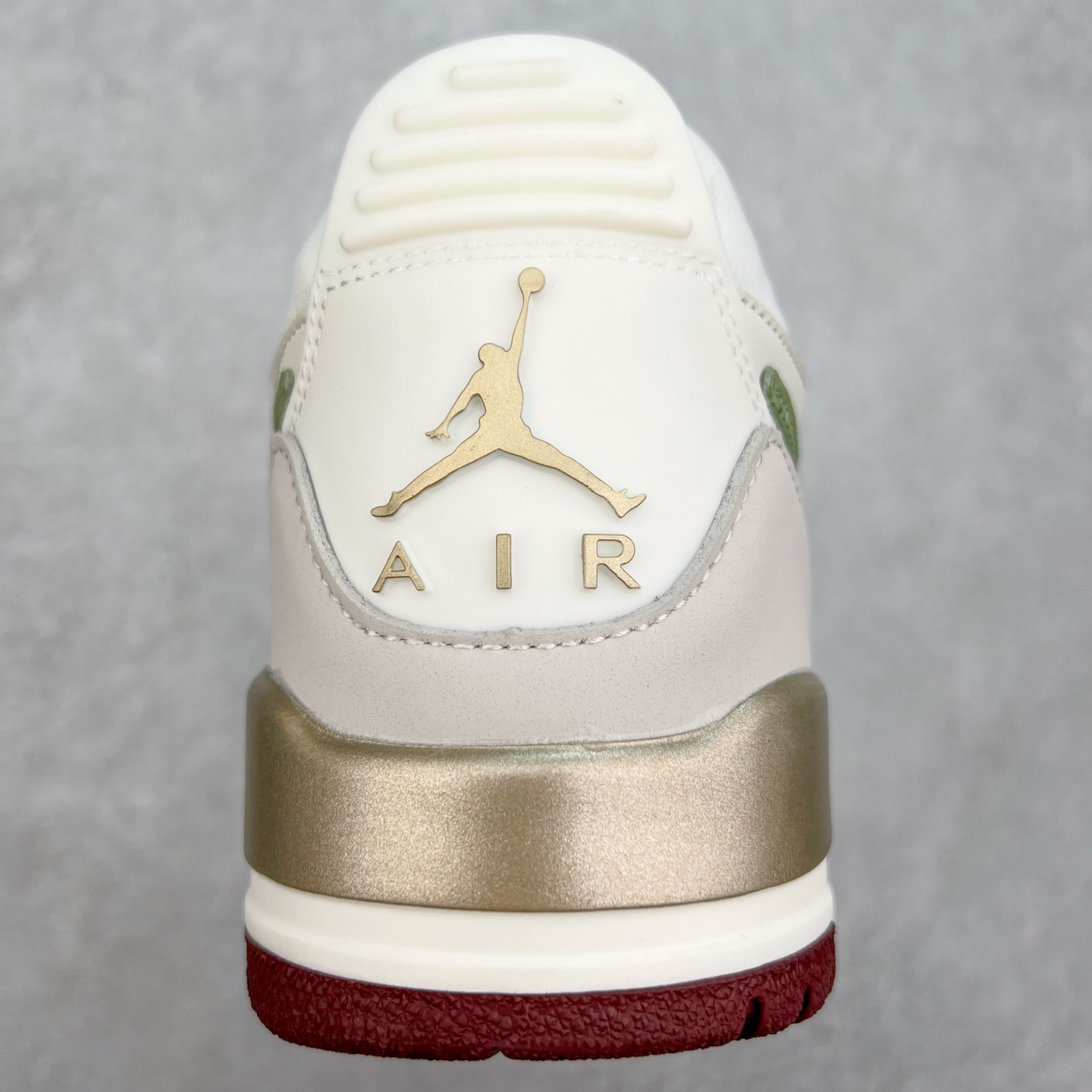 图片[8]-＃PP特价福利 Air Jordan Legacy AJ312 复古篮球鞋 鞋身采用了皮革材质打造 横跨鞋面的魔术贴十分吸睛 侧面的Swoosh Logo的一部分被鞋面遮挡了一部分 颇具玩味 魔术贴上标有NK标识 而鞋舌上是Jordan的经典红色飞翼Logo 后跟和鞋底均采用了AJ3的设计 后跟上同样也使用了经典的爆裂纹图案 尺码：36 36.5 37.5 38 38.5 39 40 40.5 41 42 42.5 43 44 44.5 45 46 47.5-选品中心