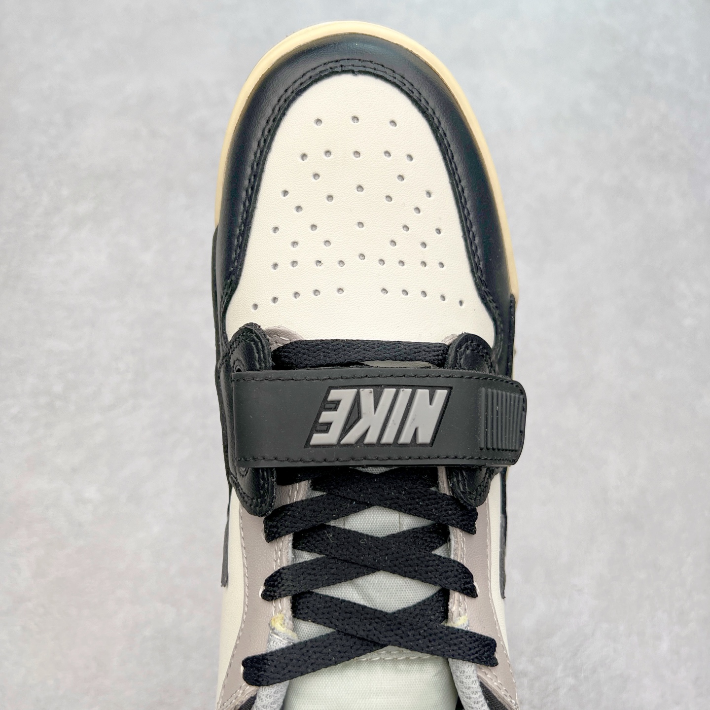 图片[4]-＃PP特价福利 Air Jordan Legacy AJ312 复古篮球鞋 鞋身采用了皮革材质打造 横跨鞋面的魔术贴十分吸睛 侧面的Swoosh Logo的一部分被鞋面遮挡了一部分 颇具玩味 魔术贴上标有NK标识 而鞋舌上是Jordan的经典红色飞翼Logo 后跟和鞋底均采用了AJ3的设计 后跟上同样也使用了经典的爆裂纹图案 尺码：36 36.5 37.5 38 38.5 39 40 40.5 41 42 42.5 43 44 44.5 45 46 47.5-选品中心