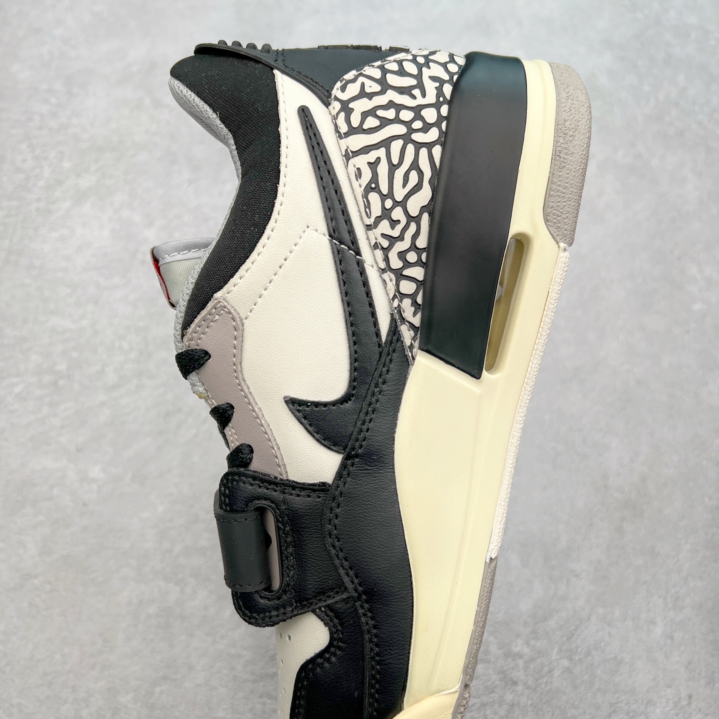 图片[7]-＃PP特价福利 Air Jordan Legacy AJ312 复古篮球鞋 鞋身采用了皮革材质打造 横跨鞋面的魔术贴十分吸睛 侧面的Swoosh Logo的一部分被鞋面遮挡了一部分 颇具玩味 魔术贴上标有NK标识 而鞋舌上是Jordan的经典红色飞翼Logo 后跟和鞋底均采用了AJ3的设计 后跟上同样也使用了经典的爆裂纹图案 尺码：36 36.5 37.5 38 38.5 39 40 40.5 41 42 42.5 43 44 44.5 45 46 47.5-选品中心