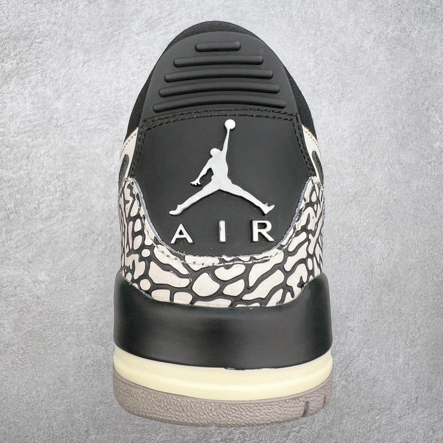 图片[8]-＃PP特价福利 Air Jordan Legacy AJ312 复古篮球鞋 鞋身采用了皮革材质打造 横跨鞋面的魔术贴十分吸睛 侧面的Swoosh Logo的一部分被鞋面遮挡了一部分 颇具玩味 魔术贴上标有NK标识 而鞋舌上是Jordan的经典红色飞翼Logo 后跟和鞋底均采用了AJ3的设计 后跟上同样也使用了经典的爆裂纹图案 尺码：36 36.5 37.5 38 38.5 39 40 40.5 41 42 42.5 43 44 44.5 45 46 47.5-选品中心