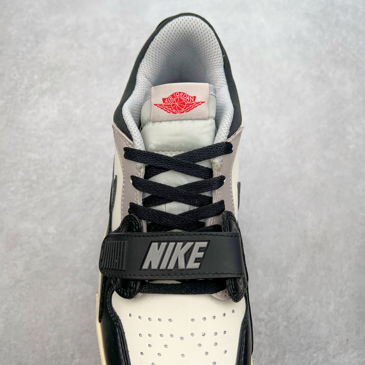 图片[5]-＃PP特价福利 Air Jordan Legacy AJ312 复古篮球鞋 鞋身采用了皮革材质打造 横跨鞋面的魔术贴十分吸睛 侧面的Swoosh Logo的一部分被鞋面遮挡了一部分 颇具玩味 魔术贴上标有NK标识 而鞋舌上是Jordan的经典红色飞翼Logo 后跟和鞋底均采用了AJ3的设计 后跟上同样也使用了经典的爆裂纹图案 尺码：36 36.5 37.5 38 38.5 39 40 40.5 41 42 42.5 43 44 44.5 45 46 47.5-选品中心