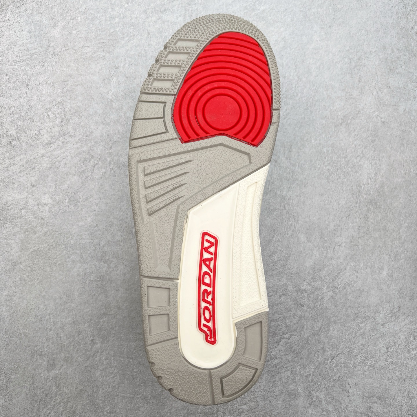 图片[9]-＃PP特价福利 Air Jordan Legacy AJ312 复古篮球鞋 鞋身采用了皮革材质打造 横跨鞋面的魔术贴十分吸睛 侧面的Swoosh Logo的一部分被鞋面遮挡了一部分 颇具玩味 魔术贴上标有NK标识 而鞋舌上是Jordan的经典红色飞翼Logo 后跟和鞋底均采用了AJ3的设计 后跟上同样也使用了经典的爆裂纹图案 尺码：36 36.5 37.5 38 38.5 39 40 40.5 41 42 42.5 43 44 44.5 45 46 47.5-选品中心