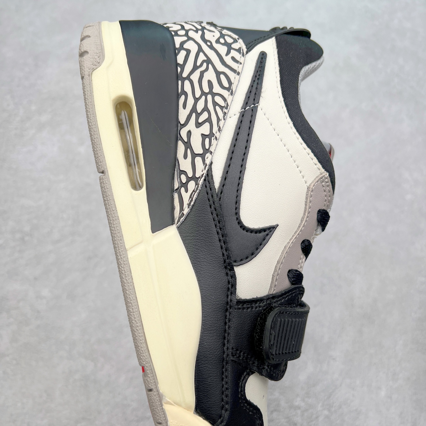 图片[6]-＃PP特价福利 Air Jordan Legacy AJ312 复古篮球鞋 鞋身采用了皮革材质打造 横跨鞋面的魔术贴十分吸睛 侧面的Swoosh Logo的一部分被鞋面遮挡了一部分 颇具玩味 魔术贴上标有NK标识 而鞋舌上是Jordan的经典红色飞翼Logo 后跟和鞋底均采用了AJ3的设计 后跟上同样也使用了经典的爆裂纹图案 尺码：36 36.5 37.5 38 38.5 39 40 40.5 41 42 42.5 43 44 44.5 45 46 47.5-选品中心