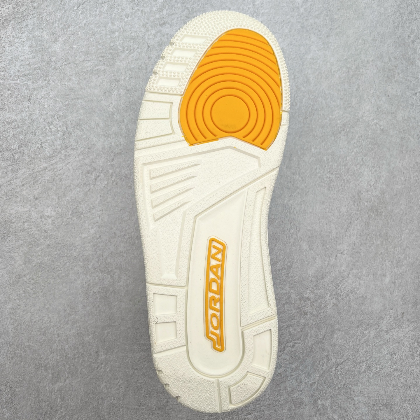 图片[9]-＃PP特价福利 Air Jordan Legacy AJ312 复古篮球鞋 鞋身采用了皮革材质打造 横跨鞋面的魔术贴十分吸睛 侧面的Swoosh Logo的一部分被鞋面遮挡了一部分 颇具玩味 魔术贴上标有NK标识 而鞋舌上是Jordan的经典红色飞翼Logo 后跟和鞋底均采用了AJ3的设计 后跟上同样也使用了经典的爆裂纹图案 尺码：36 36.5 37.5 38 38.5 39 40 40.5 41 42 42.5 43 44 44.5 45 46 47.5-选品中心