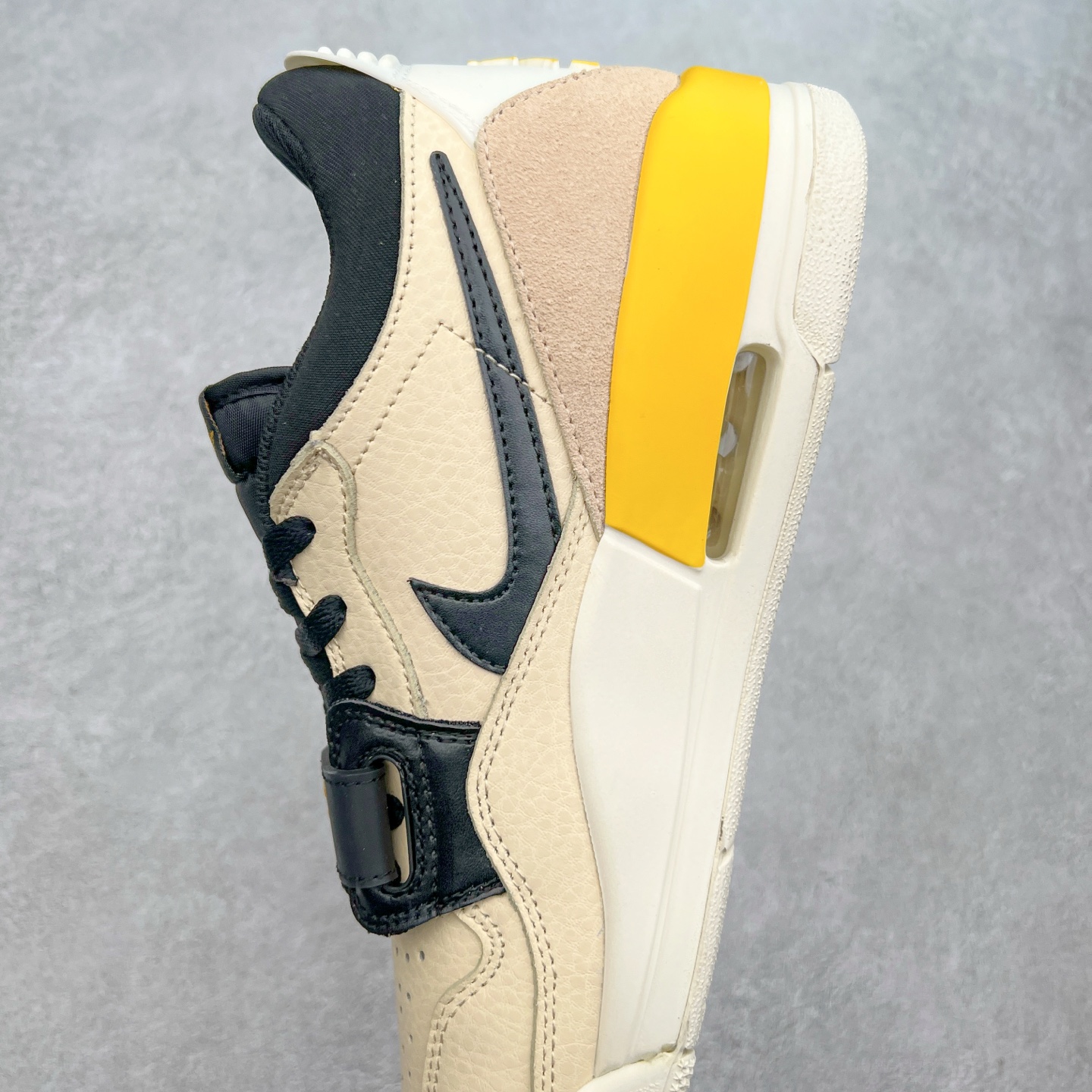 图片[7]-＃PP特价福利 Air Jordan Legacy AJ312 复古篮球鞋 鞋身采用了皮革材质打造 横跨鞋面的魔术贴十分吸睛 侧面的Swoosh Logo的一部分被鞋面遮挡了一部分 颇具玩味 魔术贴上标有NK标识 而鞋舌上是Jordan的经典红色飞翼Logo 后跟和鞋底均采用了AJ3的设计 后跟上同样也使用了经典的爆裂纹图案 尺码：36 36.5 37.5 38 38.5 39 40 40.5 41 42 42.5 43 44 44.5 45 46 47.5-选品中心