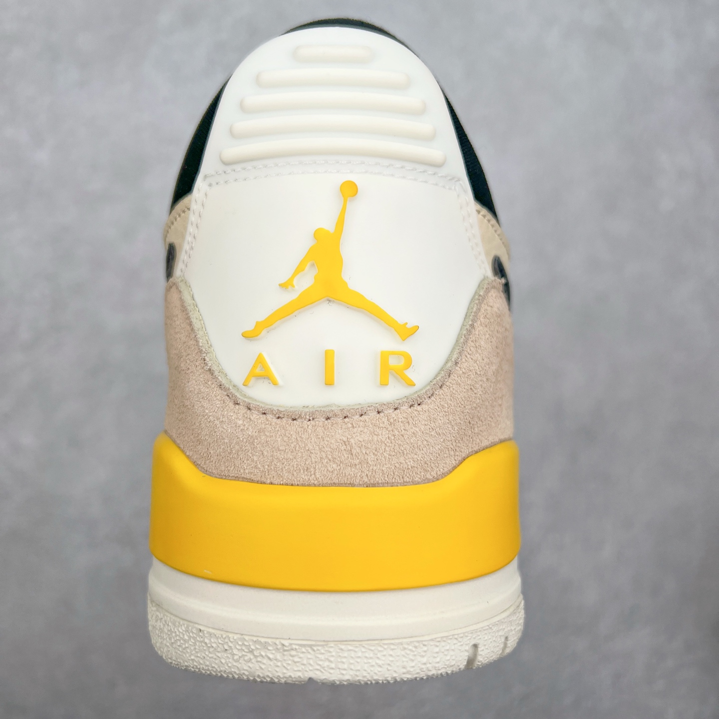 图片[8]-＃PP特价福利 Air Jordan Legacy AJ312 复古篮球鞋 鞋身采用了皮革材质打造 横跨鞋面的魔术贴十分吸睛 侧面的Swoosh Logo的一部分被鞋面遮挡了一部分 颇具玩味 魔术贴上标有NK标识 而鞋舌上是Jordan的经典红色飞翼Logo 后跟和鞋底均采用了AJ3的设计 后跟上同样也使用了经典的爆裂纹图案 尺码：36 36.5 37.5 38 38.5 39 40 40.5 41 42 42.5 43 44 44.5 45 46 47.5-选品中心