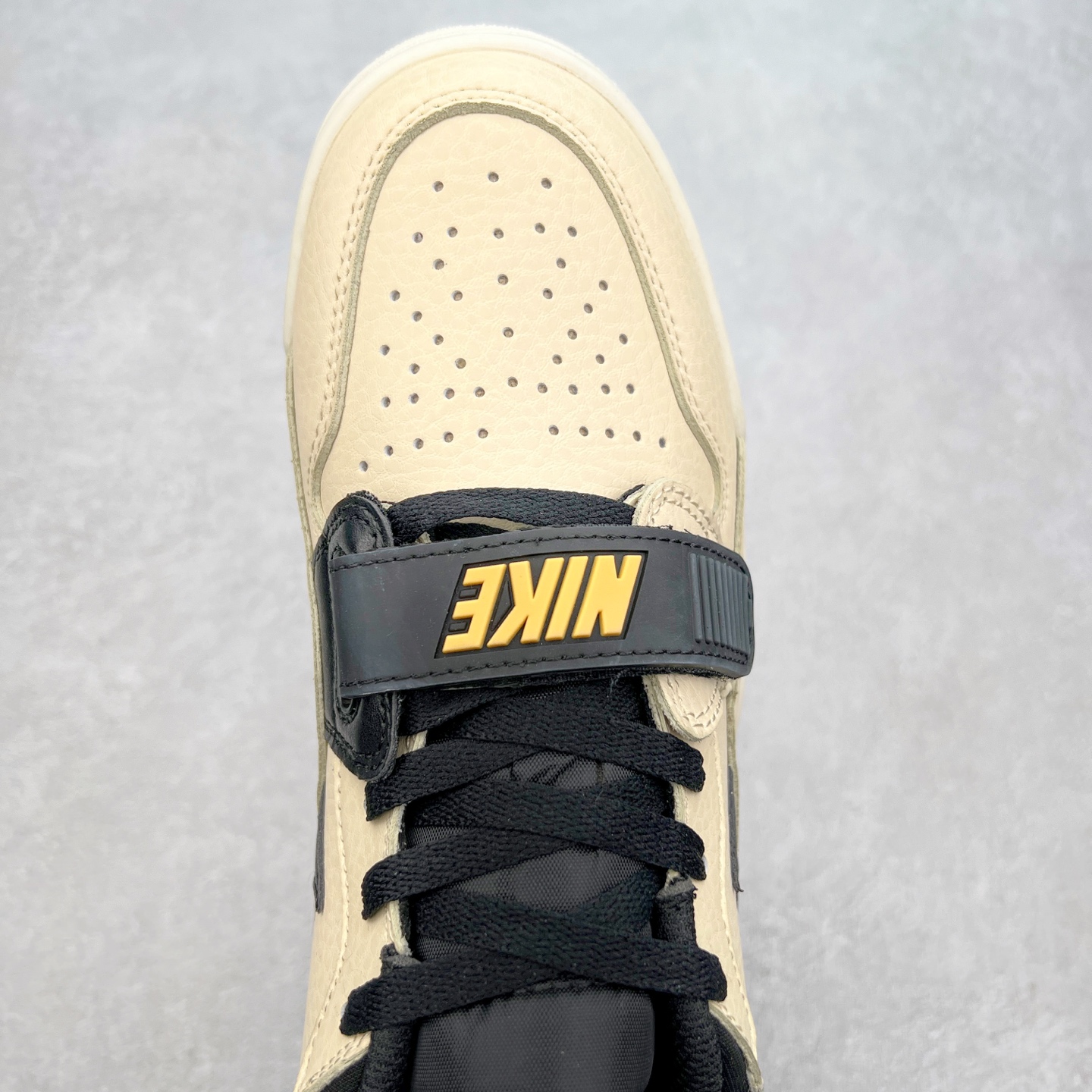 图片[4]-＃PP特价福利 Air Jordan Legacy AJ312 复古篮球鞋 鞋身采用了皮革材质打造 横跨鞋面的魔术贴十分吸睛 侧面的Swoosh Logo的一部分被鞋面遮挡了一部分 颇具玩味 魔术贴上标有NK标识 而鞋舌上是Jordan的经典红色飞翼Logo 后跟和鞋底均采用了AJ3的设计 后跟上同样也使用了经典的爆裂纹图案 尺码：36 36.5 37.5 38 38.5 39 40 40.5 41 42 42.5 43 44 44.5 45 46 47.5-选品中心