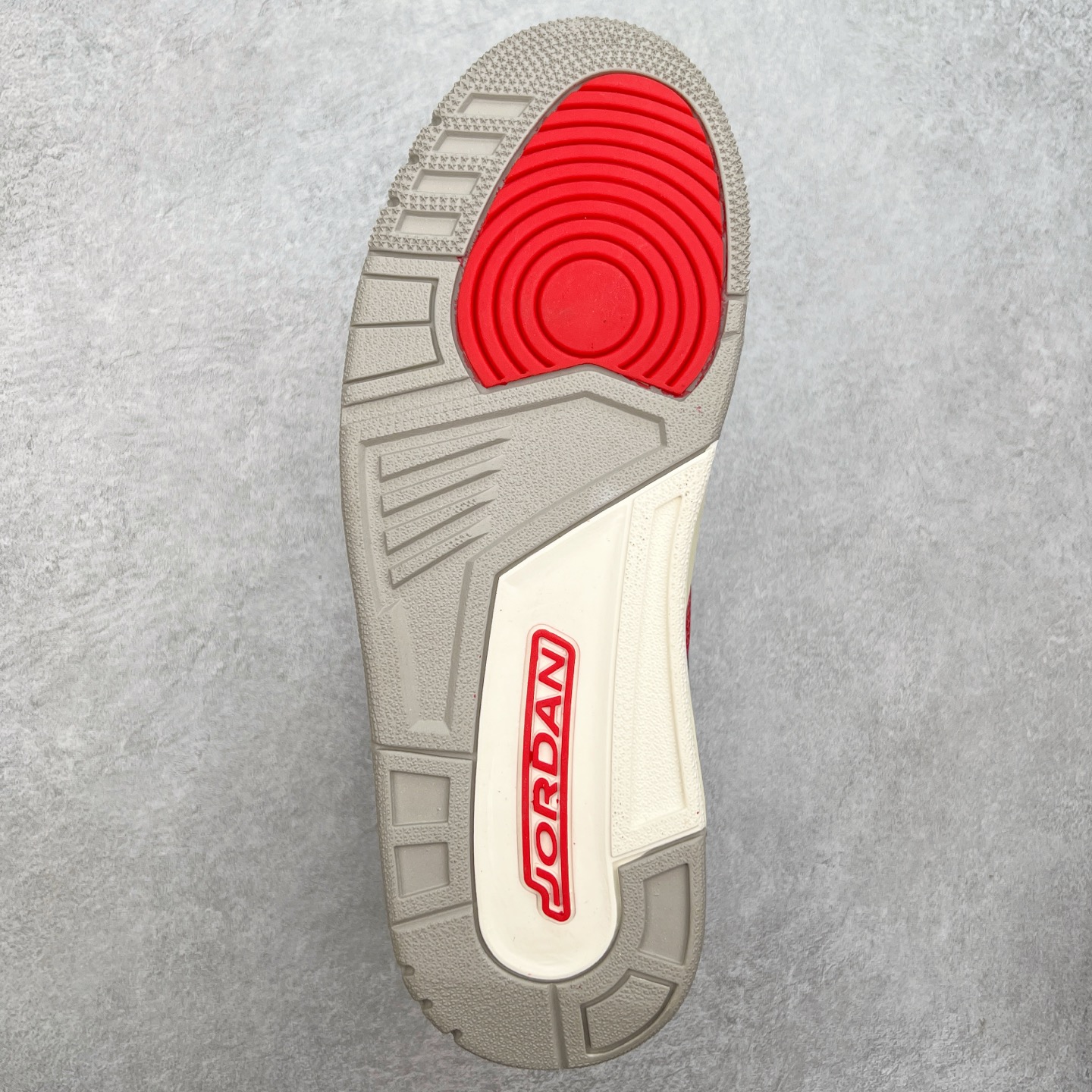 图片[9]-＃PP特价福利 Air Jordan Legacy AJ312 复古篮球鞋 鞋身采用了皮革材质打造 横跨鞋面的魔术贴十分吸睛 侧面的Swoosh Logo的一部分被鞋面遮挡了一部分 颇具玩味 魔术贴上标有NK标识 而鞋舌上是Jordan的经典红色飞翼Logo 后跟和鞋底均采用了AJ3的设计 后跟上同样也使用了经典的爆裂纹图案 尺码：36 36.5 37.5 38 38.5 39 40 40.5 41 42 42.5 43 44 44.5 45 46 47.5-选品中心