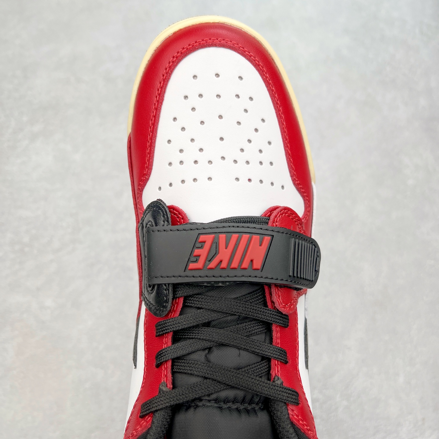 图片[4]-＃PP特价福利 Air Jordan Legacy AJ312 复古篮球鞋 鞋身采用了皮革材质打造 横跨鞋面的魔术贴十分吸睛 侧面的Swoosh Logo的一部分被鞋面遮挡了一部分 颇具玩味 魔术贴上标有NK标识 而鞋舌上是Jordan的经典红色飞翼Logo 后跟和鞋底均采用了AJ3的设计 后跟上同样也使用了经典的爆裂纹图案 尺码：36 36.5 37.5 38 38.5 39 40 40.5 41 42 42.5 43 44 44.5 45 46 47.5-选品中心