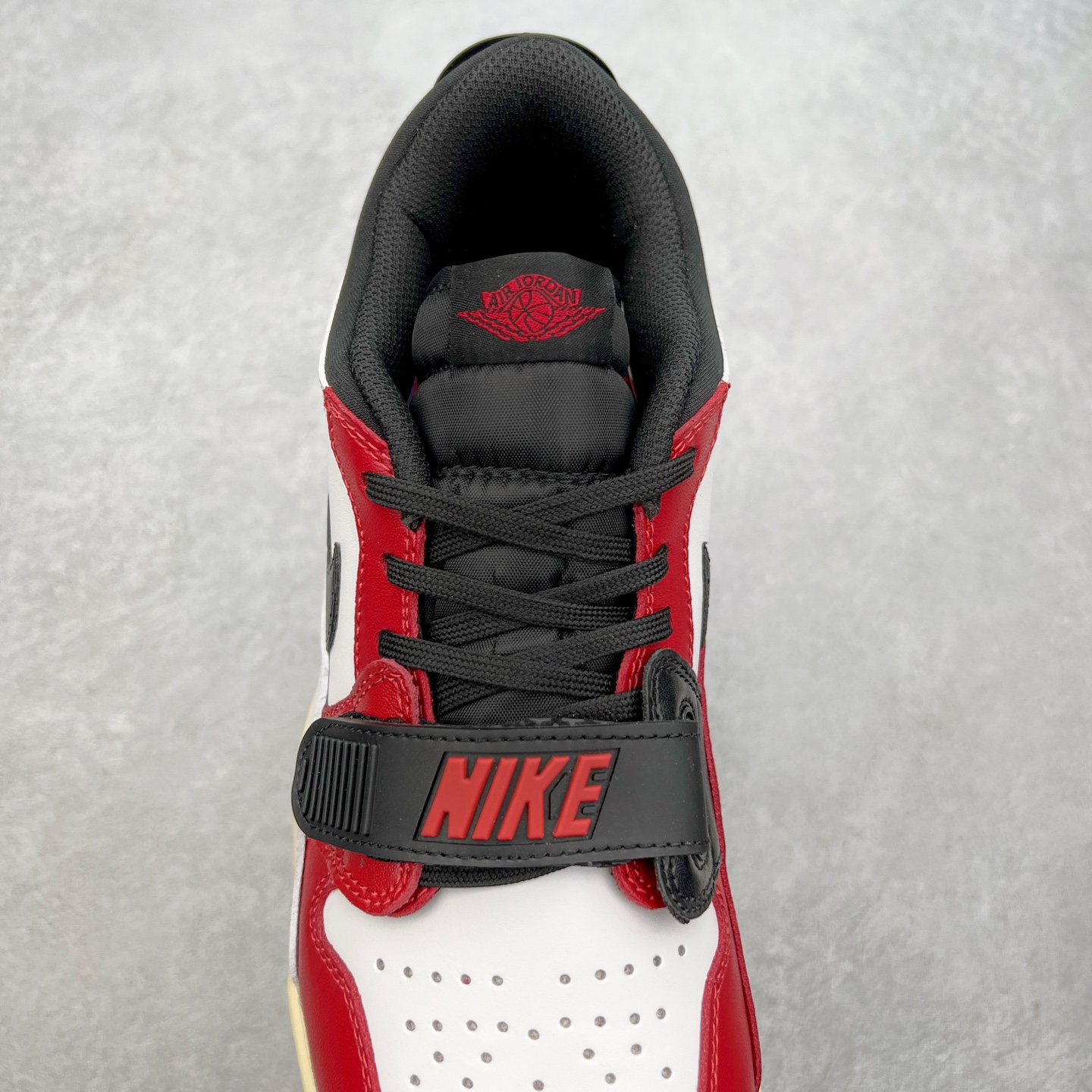 图片[5]-＃PP特价福利 Air Jordan Legacy AJ312 复古篮球鞋 鞋身采用了皮革材质打造 横跨鞋面的魔术贴十分吸睛 侧面的Swoosh Logo的一部分被鞋面遮挡了一部分 颇具玩味 魔术贴上标有NK标识 而鞋舌上是Jordan的经典红色飞翼Logo 后跟和鞋底均采用了AJ3的设计 后跟上同样也使用了经典的爆裂纹图案 尺码：36 36.5 37.5 38 38.5 39 40 40.5 41 42 42.5 43 44 44.5 45 46 47.5-选品中心