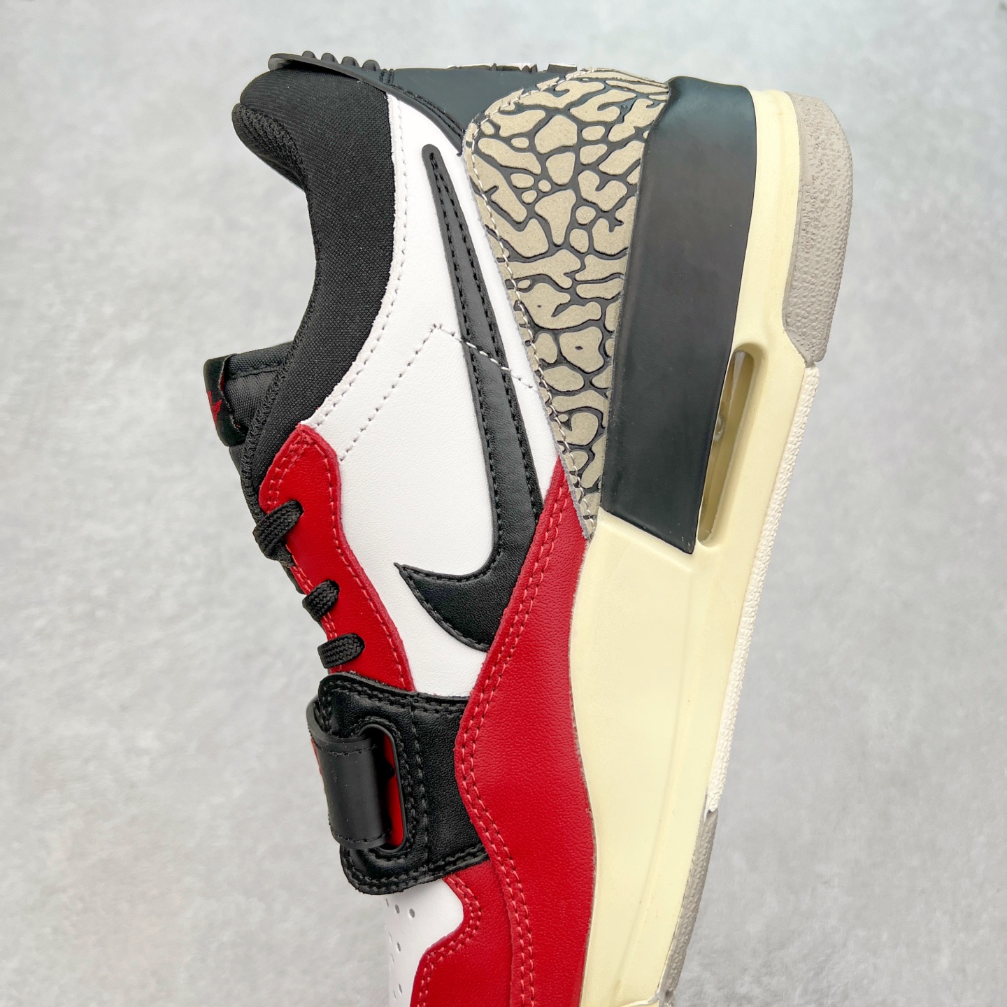 图片[7]-＃PP特价福利 Air Jordan Legacy AJ312 复古篮球鞋 鞋身采用了皮革材质打造 横跨鞋面的魔术贴十分吸睛 侧面的Swoosh Logo的一部分被鞋面遮挡了一部分 颇具玩味 魔术贴上标有NK标识 而鞋舌上是Jordan的经典红色飞翼Logo 后跟和鞋底均采用了AJ3的设计 后跟上同样也使用了经典的爆裂纹图案 尺码：36 36.5 37.5 38 38.5 39 40 40.5 41 42 42.5 43 44 44.5 45 46 47.5-选品中心