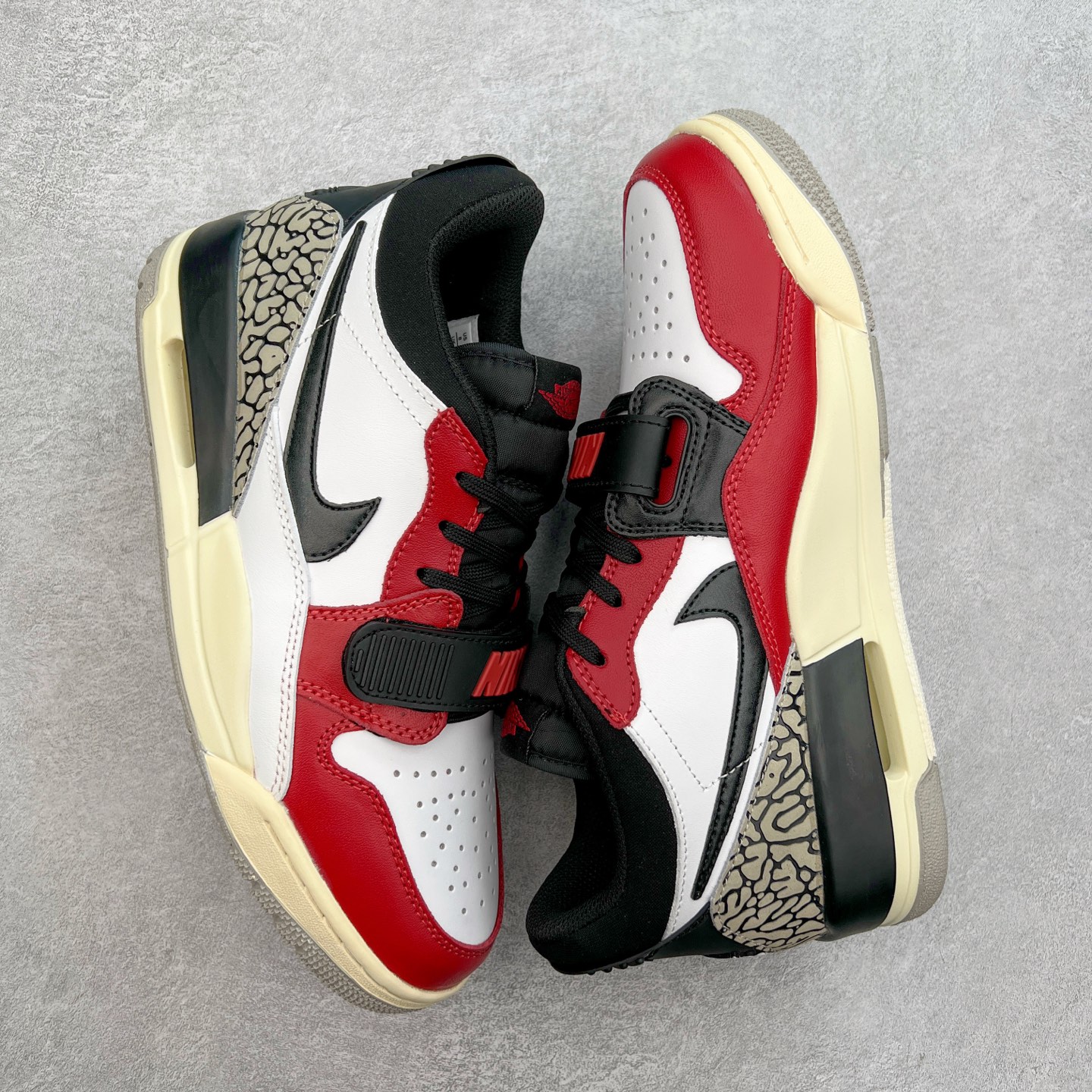 图片[3]-＃PP特价福利 Air Jordan Legacy AJ312 复古篮球鞋 鞋身采用了皮革材质打造 横跨鞋面的魔术贴十分吸睛 侧面的Swoosh Logo的一部分被鞋面遮挡了一部分 颇具玩味 魔术贴上标有NK标识 而鞋舌上是Jordan的经典红色飞翼Logo 后跟和鞋底均采用了AJ3的设计 后跟上同样也使用了经典的爆裂纹图案 尺码：36 36.5 37.5 38 38.5 39 40 40.5 41 42 42.5 43 44 44.5 45 46 47.5-选品中心