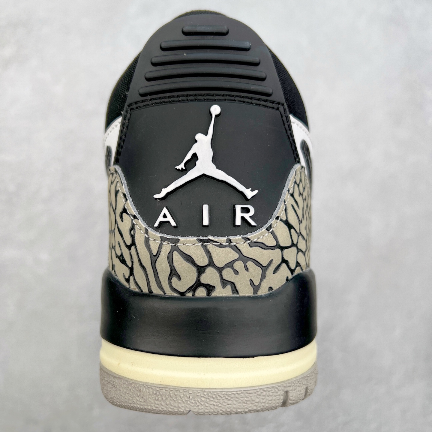 图片[8]-＃PP特价福利 Air Jordan Legacy AJ312 复古篮球鞋 鞋身采用了皮革材质打造 横跨鞋面的魔术贴十分吸睛 侧面的Swoosh Logo的一部分被鞋面遮挡了一部分 颇具玩味 魔术贴上标有NK标识 而鞋舌上是Jordan的经典红色飞翼Logo 后跟和鞋底均采用了AJ3的设计 后跟上同样也使用了经典的爆裂纹图案 尺码：36 36.5 37.5 38 38.5 39 40 40.5 41 42 42.5 43 44 44.5 45 46 47.5-选品中心