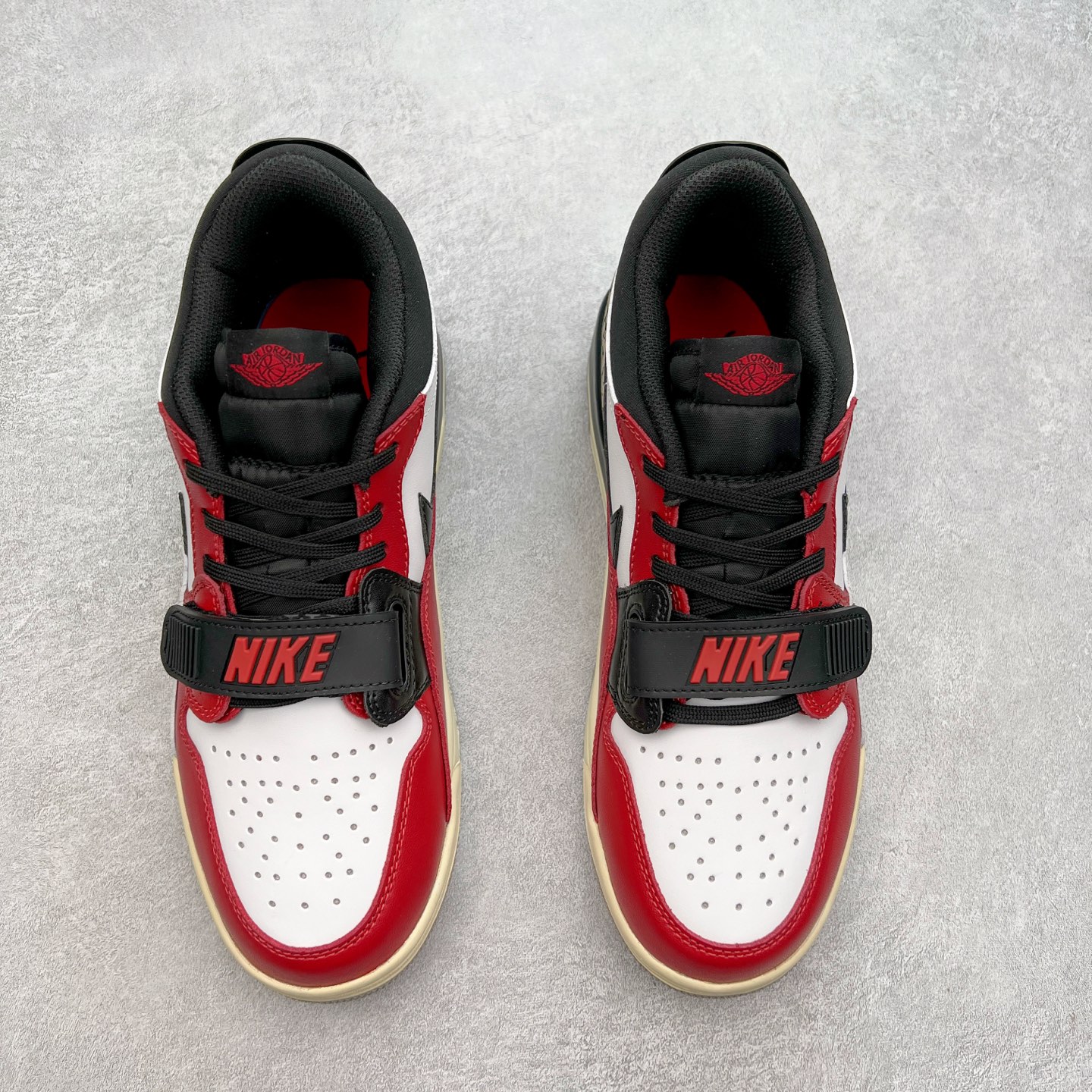 图片[2]-＃PP特价福利 Air Jordan Legacy AJ312 复古篮球鞋 鞋身采用了皮革材质打造 横跨鞋面的魔术贴十分吸睛 侧面的Swoosh Logo的一部分被鞋面遮挡了一部分 颇具玩味 魔术贴上标有NK标识 而鞋舌上是Jordan的经典红色飞翼Logo 后跟和鞋底均采用了AJ3的设计 后跟上同样也使用了经典的爆裂纹图案 尺码：36 36.5 37.5 38 38.5 39 40 40.5 41 42 42.5 43 44 44.5 45 46 47.5-选品中心