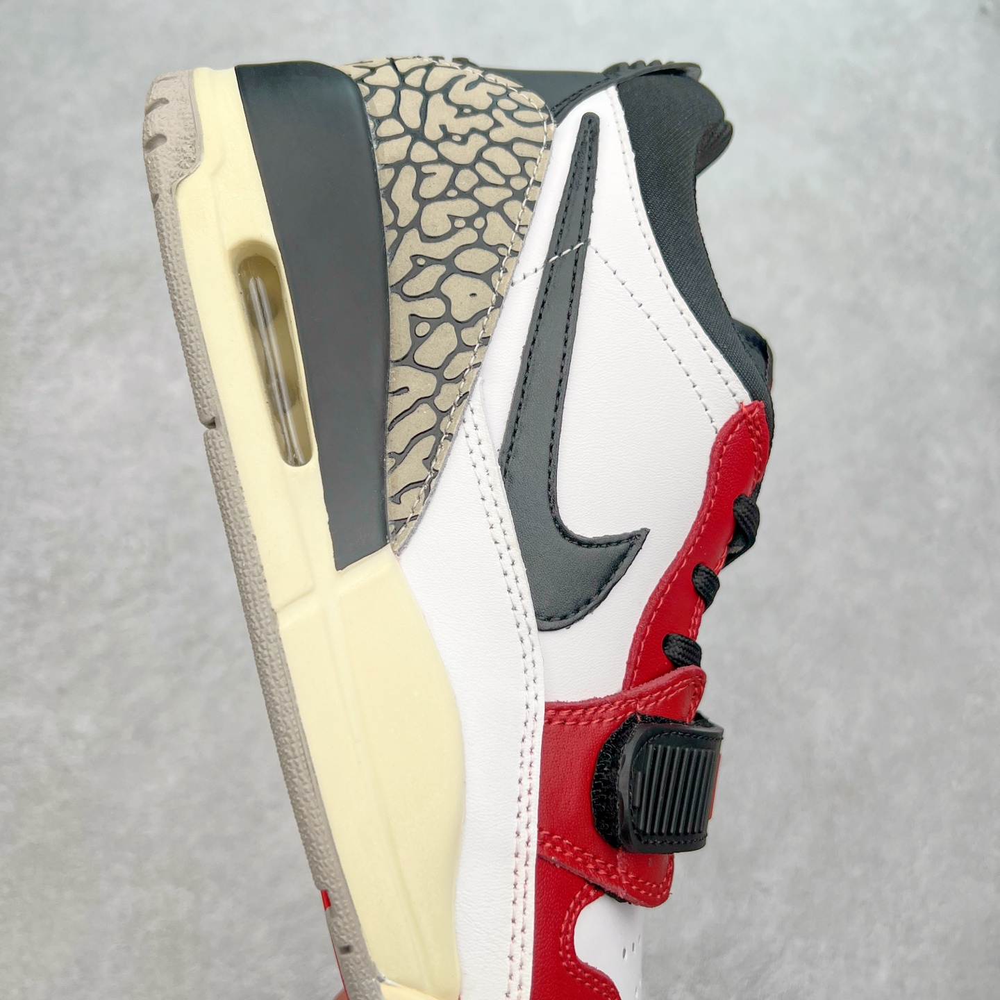 图片[6]-＃PP特价福利 Air Jordan Legacy AJ312 复古篮球鞋 鞋身采用了皮革材质打造 横跨鞋面的魔术贴十分吸睛 侧面的Swoosh Logo的一部分被鞋面遮挡了一部分 颇具玩味 魔术贴上标有NK标识 而鞋舌上是Jordan的经典红色飞翼Logo 后跟和鞋底均采用了AJ3的设计 后跟上同样也使用了经典的爆裂纹图案 尺码：36 36.5 37.5 38 38.5 39 40 40.5 41 42 42.5 43 44 44.5 45 46 47.5-选品中心