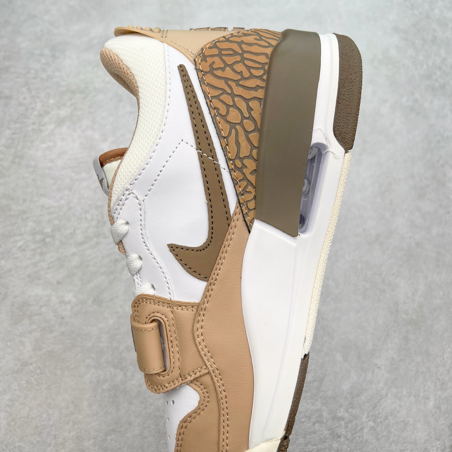 图片[7]-＃PP特价福利 Air Jordan Legacy AJ312 复古篮球鞋 鞋身采用了皮革材质打造 横跨鞋面的魔术贴十分吸睛 侧面的Swoosh Logo的一部分被鞋面遮挡了一部分 颇具玩味 魔术贴上标有NK标识 而鞋舌上是Jordan的经典红色飞翼Logo 后跟和鞋底均采用了AJ3的设计 后跟上同样也使用了经典的爆裂纹图案 尺码：36 36.5 37.5 38 38.5 39 40 40.5 41 42 42.5 43 44 44.5 45 46 47.5-选品中心