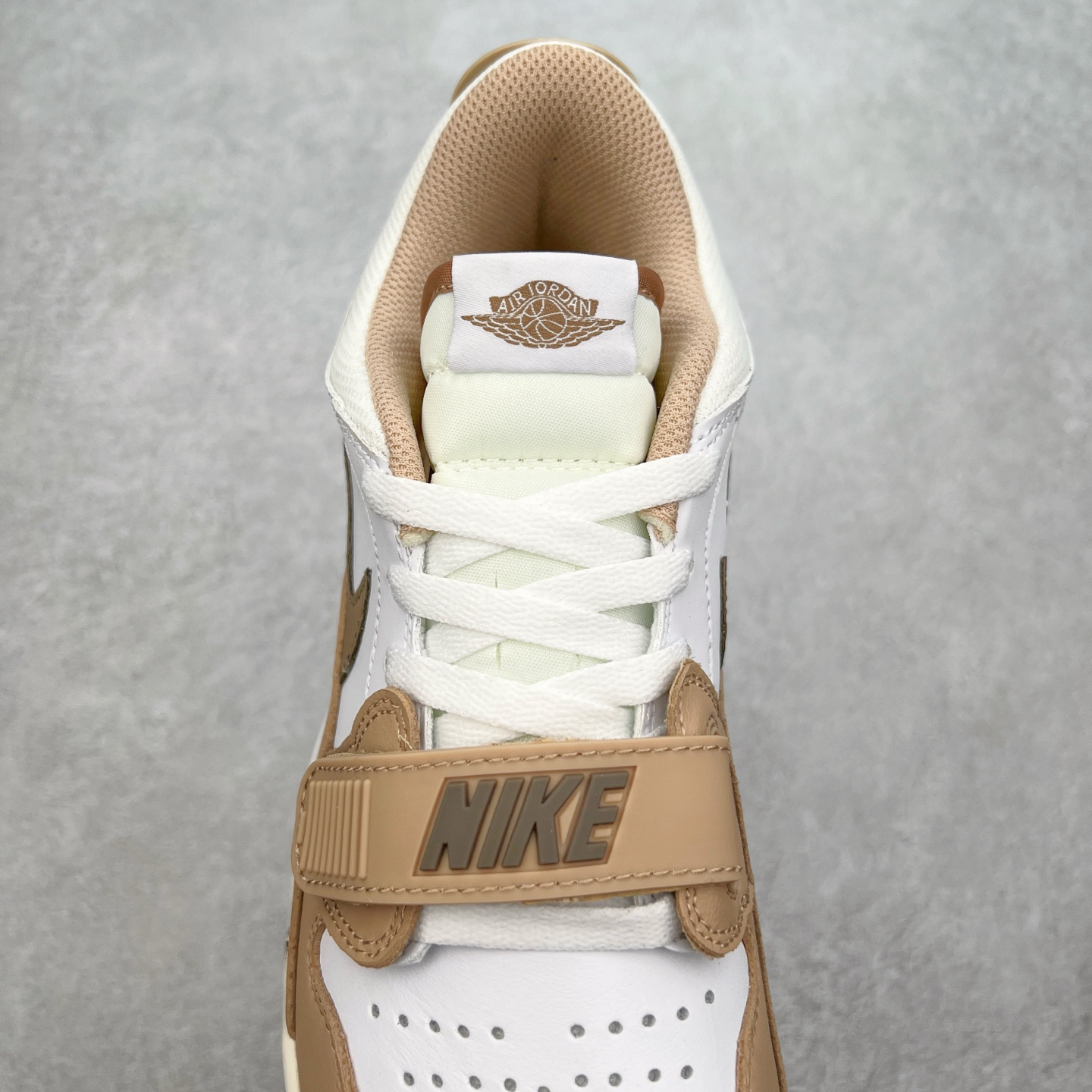 图片[5]-＃PP特价福利 Air Jordan Legacy AJ312 复古篮球鞋 鞋身采用了皮革材质打造 横跨鞋面的魔术贴十分吸睛 侧面的Swoosh Logo的一部分被鞋面遮挡了一部分 颇具玩味 魔术贴上标有NK标识 而鞋舌上是Jordan的经典红色飞翼Logo 后跟和鞋底均采用了AJ3的设计 后跟上同样也使用了经典的爆裂纹图案 尺码：36 36.5 37.5 38 38.5 39 40 40.5 41 42 42.5 43 44 44.5 45 46 47.5-选品中心