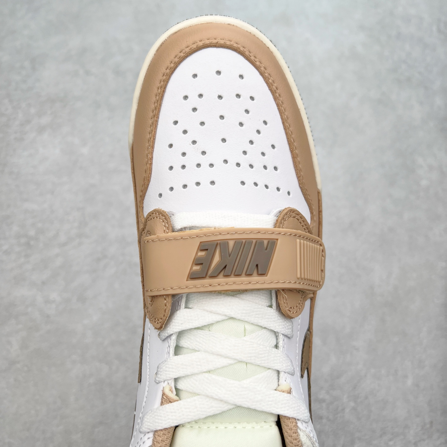 图片[4]-＃PP特价福利 Air Jordan Legacy AJ312 复古篮球鞋 鞋身采用了皮革材质打造 横跨鞋面的魔术贴十分吸睛 侧面的Swoosh Logo的一部分被鞋面遮挡了一部分 颇具玩味 魔术贴上标有NK标识 而鞋舌上是Jordan的经典红色飞翼Logo 后跟和鞋底均采用了AJ3的设计 后跟上同样也使用了经典的爆裂纹图案 尺码：36 36.5 37.5 38 38.5 39 40 40.5 41 42 42.5 43 44 44.5 45 46 47.5-选品中心