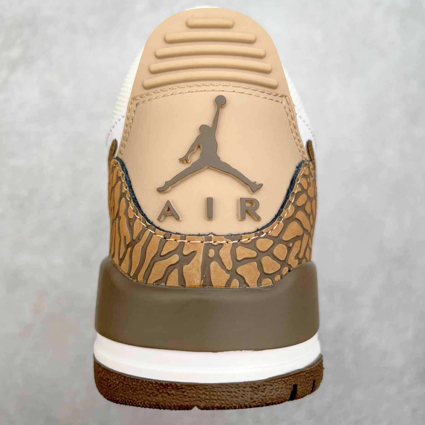 图片[8]-＃PP特价福利 Air Jordan Legacy AJ312 复古篮球鞋 鞋身采用了皮革材质打造 横跨鞋面的魔术贴十分吸睛 侧面的Swoosh Logo的一部分被鞋面遮挡了一部分 颇具玩味 魔术贴上标有NK标识 而鞋舌上是Jordan的经典红色飞翼Logo 后跟和鞋底均采用了AJ3的设计 后跟上同样也使用了经典的爆裂纹图案 尺码：36 36.5 37.5 38 38.5 39 40 40.5 41 42 42.5 43 44 44.5 45 46 47.5-选品中心