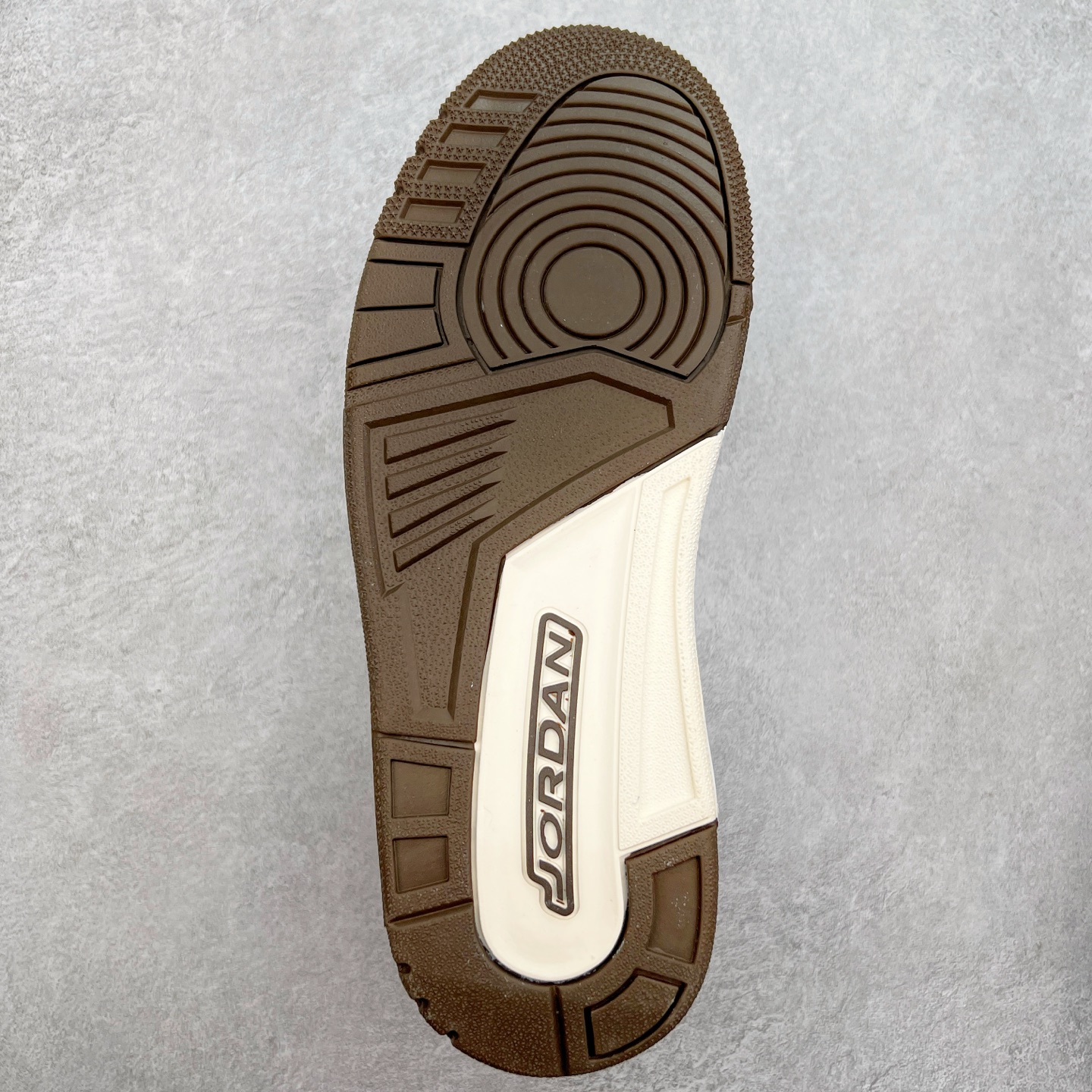 图片[9]-＃PP特价福利 Air Jordan Legacy AJ312 复古篮球鞋 鞋身采用了皮革材质打造 横跨鞋面的魔术贴十分吸睛 侧面的Swoosh Logo的一部分被鞋面遮挡了一部分 颇具玩味 魔术贴上标有NK标识 而鞋舌上是Jordan的经典红色飞翼Logo 后跟和鞋底均采用了AJ3的设计 后跟上同样也使用了经典的爆裂纹图案 尺码：36 36.5 37.5 38 38.5 39 40 40.5 41 42 42.5 43 44 44.5 45 46 47.5-选品中心