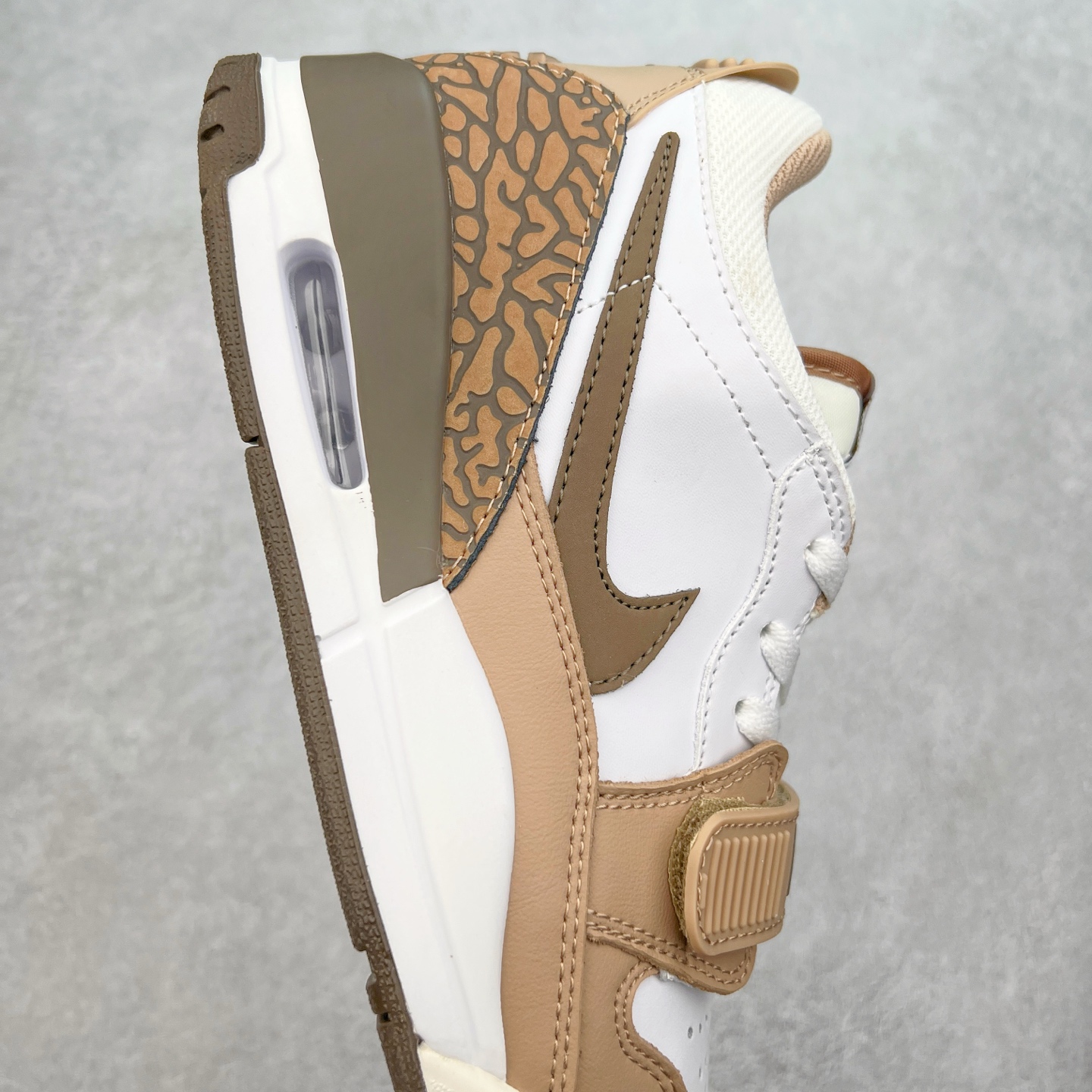 图片[6]-＃PP特价福利 Air Jordan Legacy AJ312 复古篮球鞋 鞋身采用了皮革材质打造 横跨鞋面的魔术贴十分吸睛 侧面的Swoosh Logo的一部分被鞋面遮挡了一部分 颇具玩味 魔术贴上标有NK标识 而鞋舌上是Jordan的经典红色飞翼Logo 后跟和鞋底均采用了AJ3的设计 后跟上同样也使用了经典的爆裂纹图案 尺码：36 36.5 37.5 38 38.5 39 40 40.5 41 42 42.5 43 44 44.5 45 46 47.5-选品中心