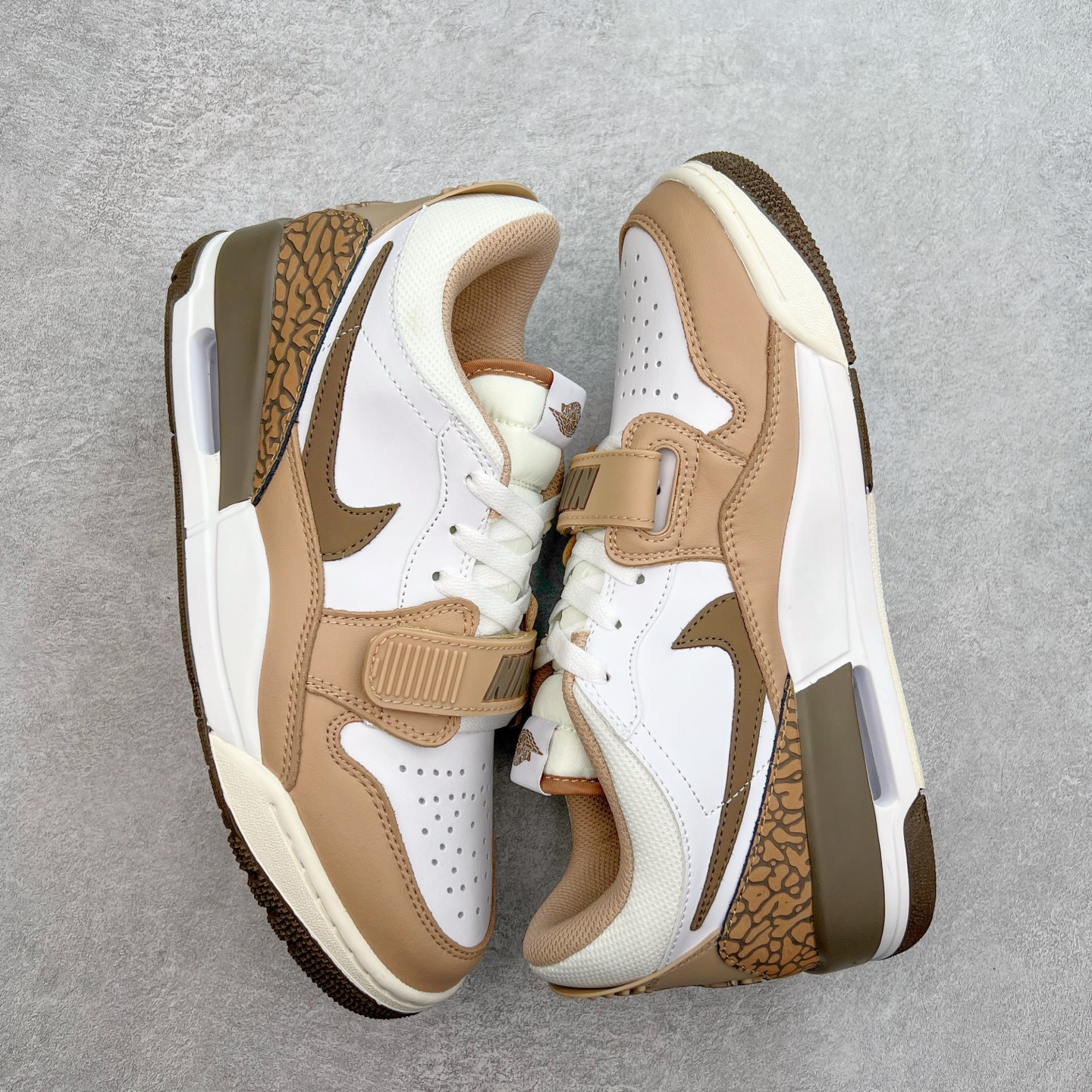 图片[3]-＃PP特价福利 Air Jordan Legacy AJ312 复古篮球鞋 鞋身采用了皮革材质打造 横跨鞋面的魔术贴十分吸睛 侧面的Swoosh Logo的一部分被鞋面遮挡了一部分 颇具玩味 魔术贴上标有NK标识 而鞋舌上是Jordan的经典红色飞翼Logo 后跟和鞋底均采用了AJ3的设计 后跟上同样也使用了经典的爆裂纹图案 尺码：36 36.5 37.5 38 38.5 39 40 40.5 41 42 42.5 43 44 44.5 45 46 47.5-选品中心