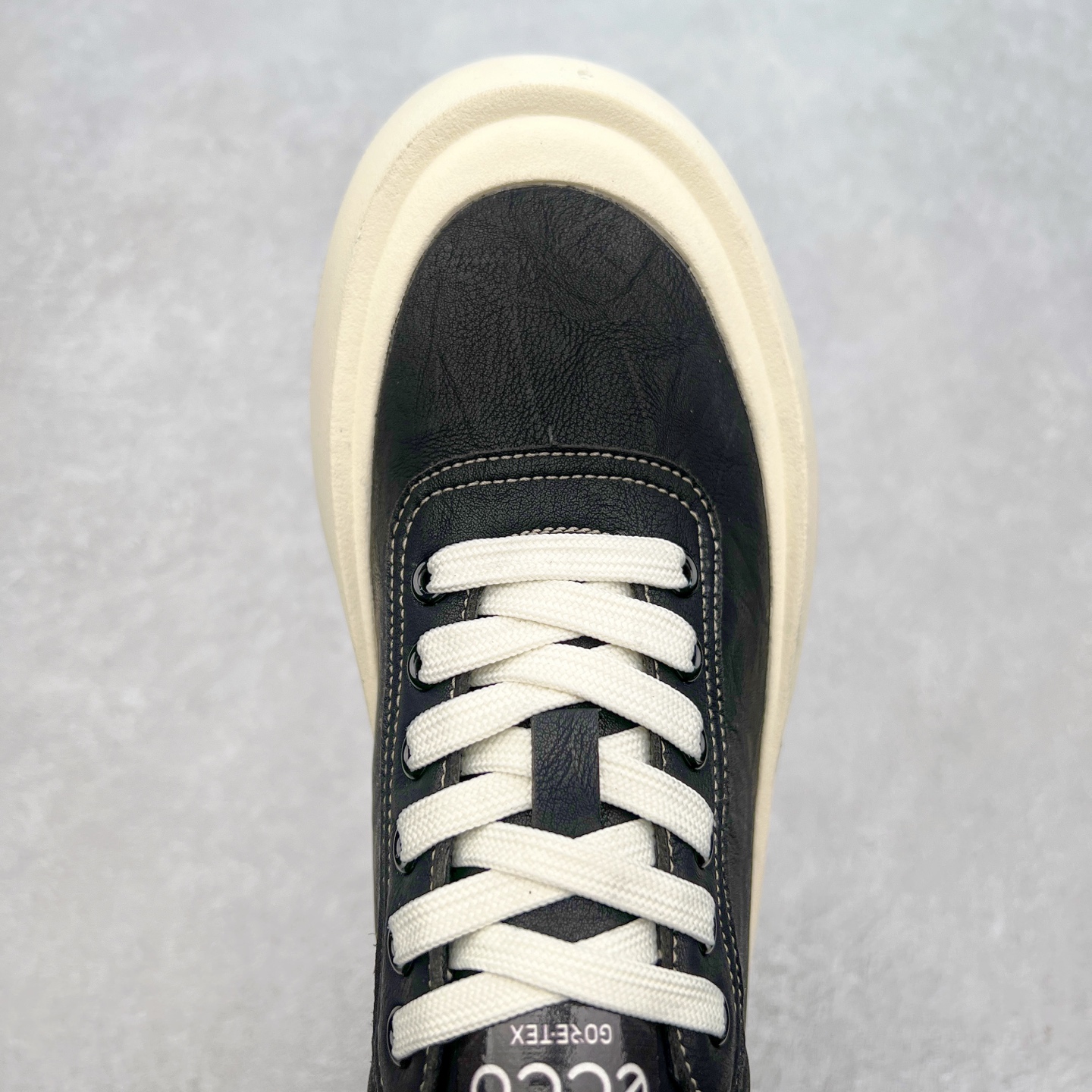 图片[4]-Ecco爱步男鞋新款运动鞋 跑鞋厚底增高老爹鞋 驱动系列全新款式 拼色拼接鞋面 时尚有型 牛皮与纺织品拼接 脚感舒适 出街有型 贴心套脚系带设计 舒适包裹双足 柔软细腻，亲肤透气 以摩托车粗犷胎纹为灵感 PU大底提供牵引性和支撑性 耐磨防滑提升稳定性 轻盈鞋底 舒适耐穿 户外出行 肆意洒脱 尺码：38 39 40 41 42 43 44（皮鞋码）-选品中心