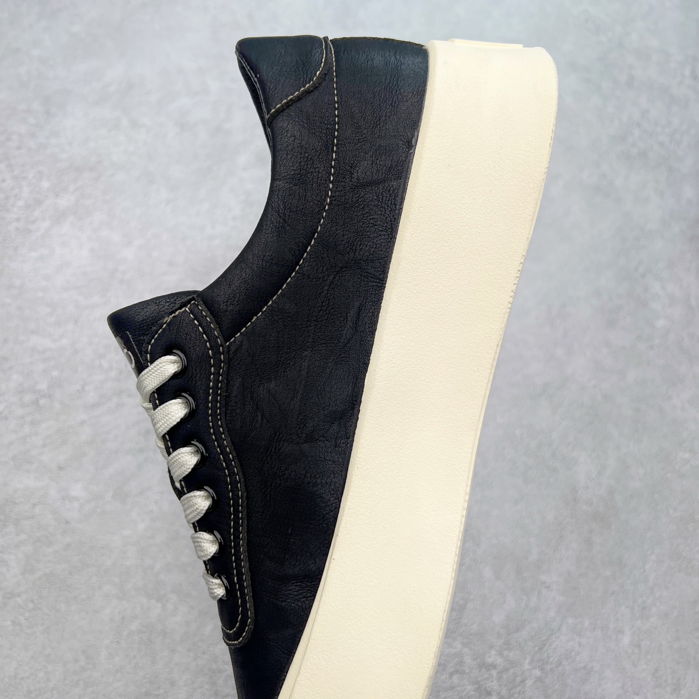 图片[7]-Ecco爱步男鞋新款运动鞋 跑鞋厚底增高老爹鞋 驱动系列全新款式 拼色拼接鞋面 时尚有型 牛皮与纺织品拼接 脚感舒适 出街有型 贴心套脚系带设计 舒适包裹双足 柔软细腻，亲肤透气 以摩托车粗犷胎纹为灵感 PU大底提供牵引性和支撑性 耐磨防滑提升稳定性 轻盈鞋底 舒适耐穿 户外出行 肆意洒脱 尺码：38 39 40 41 42 43 44（皮鞋码）-选品中心