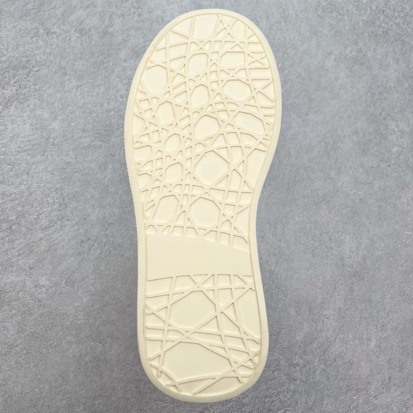 图片[9]-Ecco爱步男鞋新款运动鞋 跑鞋厚底增高老爹鞋 驱动系列全新款式 拼色拼接鞋面 时尚有型 牛皮与纺织品拼接 脚感舒适 出街有型 贴心套脚系带设计 舒适包裹双足 柔软细腻，亲肤透气 以摩托车粗犷胎纹为灵感 PU大底提供牵引性和支撑性 耐磨防滑提升稳定性 轻盈鞋底 舒适耐穿 户外出行 肆意洒脱 尺码：38 39 40 41 42 43 44（皮鞋码）-选品中心