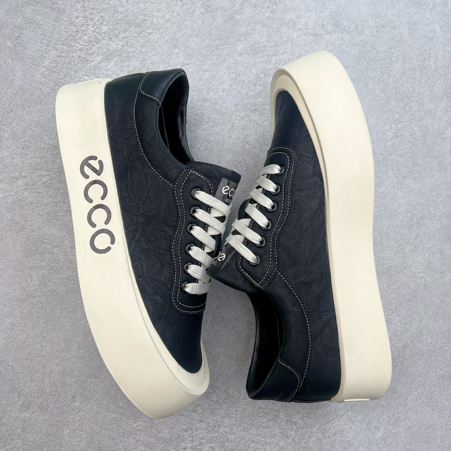 图片[3]-Ecco爱步男鞋新款运动鞋 跑鞋厚底增高老爹鞋 驱动系列全新款式 拼色拼接鞋面 时尚有型 牛皮与纺织品拼接 脚感舒适 出街有型 贴心套脚系带设计 舒适包裹双足 柔软细腻，亲肤透气 以摩托车粗犷胎纹为灵感 PU大底提供牵引性和支撑性 耐磨防滑提升稳定性 轻盈鞋底 舒适耐穿 户外出行 肆意洒脱 尺码：38 39 40 41 42 43 44（皮鞋码）-选品中心