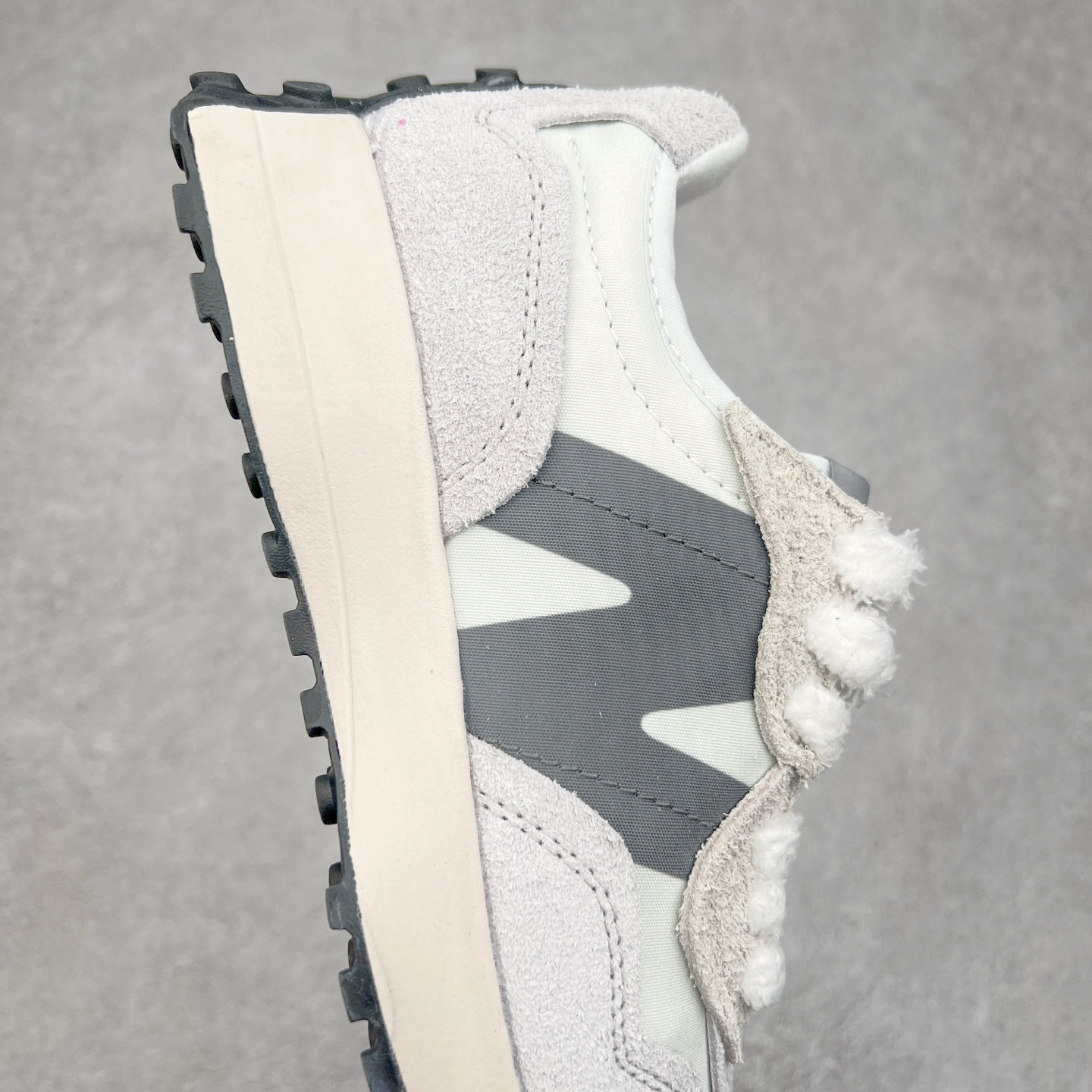 图片[6]-New Balance MS327 NB新百伦系列复古休闲运动慢跑鞋 #以更纯粹的复古风格设计打造的全新造型 侧身还以解构设计 将 N 字标志以做旧压花样式呈现 样式别具新意 而麂皮、冲孔皮革的塑造 则呈现出高级怀旧气质 也让鞋款在奢华时装风格与运动氛围之间达到了平衡 鞋身采用尼龙及猪巴革麂皮物料拼接构成 中底高弹PU材质及满丁防滑橡胶外底 尺码：36 37 37.5 38 38.5 39.5 40 40.5 41.5 42 42.5 43 44 45-选品中心