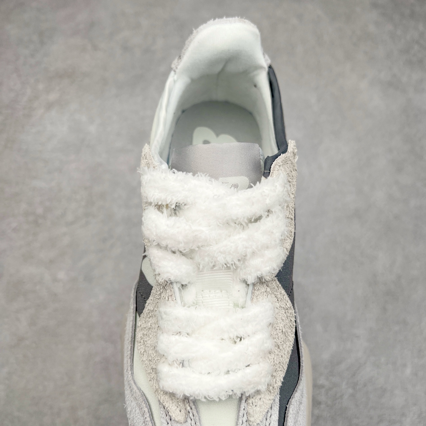 图片[5]-New Balance MS327 NB新百伦系列复古休闲运动慢跑鞋 #以更纯粹的复古风格设计打造的全新造型 侧身还以解构设计 将 N 字标志以做旧压花样式呈现 样式别具新意 而麂皮、冲孔皮革的塑造 则呈现出高级怀旧气质 也让鞋款在奢华时装风格与运动氛围之间达到了平衡 鞋身采用尼龙及猪巴革麂皮物料拼接构成 中底高弹PU材质及满丁防滑橡胶外底 尺码：36 37 37.5 38 38.5 39.5 40 40.5 41.5 42 42.5 43 44 45-选品中心