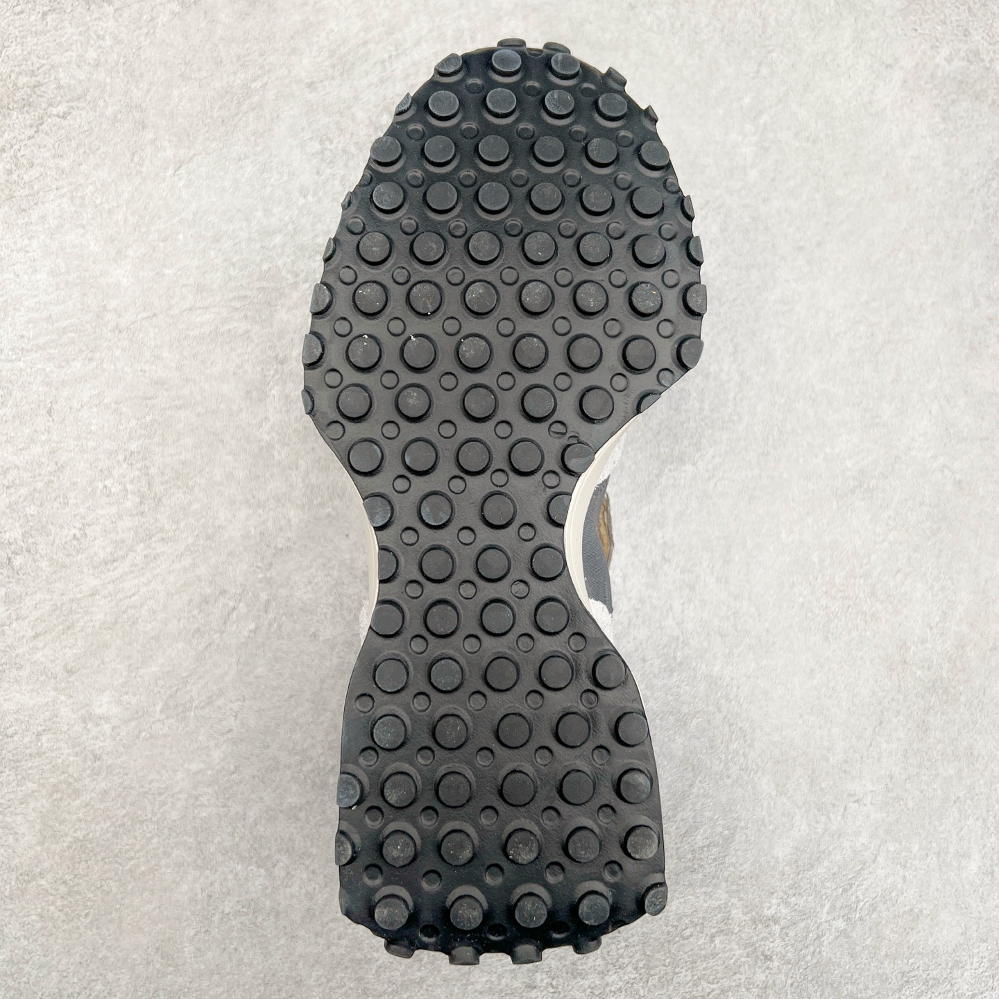 图片[9]-New Balance MS327 NB新百伦系列复古休闲运动慢跑鞋 #以更纯粹的复古风格设计打造的全新造型 侧身还以解构设计 将 N 字标志以做旧压花样式呈现 样式别具新意 而麂皮、冲孔皮革的塑造 则呈现出高级怀旧气质 也让鞋款在奢华时装风格与运动氛围之间达到了平衡 鞋身采用尼龙及猪巴革麂皮物料拼接构成 中底高弹PU材质及满丁防滑橡胶外底 尺码：36 37 37.5 38 38.5 39.5 40 40.5 41.5 42 42.5 43 44 45-选品中心