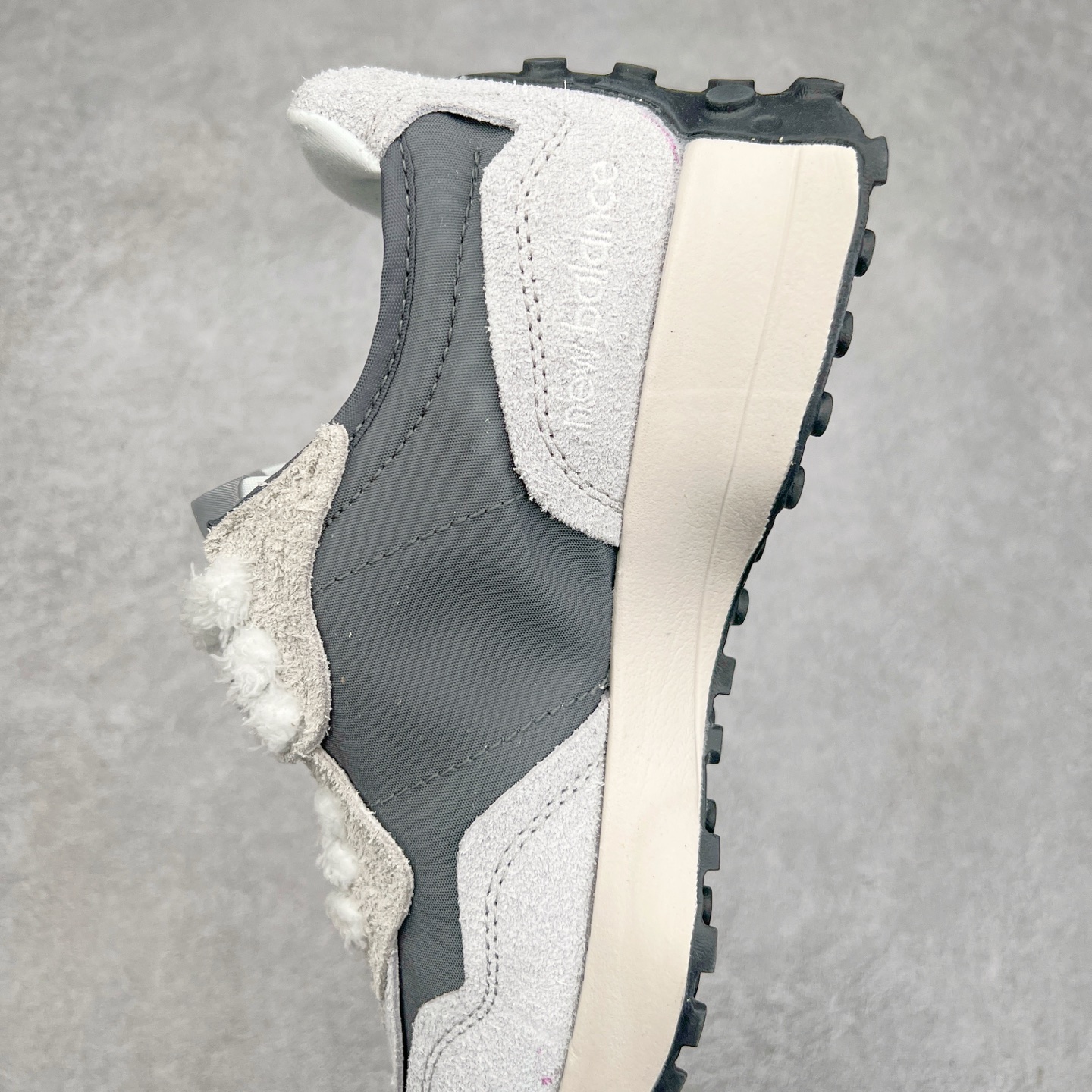 图片[7]-New Balance MS327 NB新百伦系列复古休闲运动慢跑鞋 #以更纯粹的复古风格设计打造的全新造型 侧身还以解构设计 将 N 字标志以做旧压花样式呈现 样式别具新意 而麂皮、冲孔皮革的塑造 则呈现出高级怀旧气质 也让鞋款在奢华时装风格与运动氛围之间达到了平衡 鞋身采用尼龙及猪巴革麂皮物料拼接构成 中底高弹PU材质及满丁防滑橡胶外底 尺码：36 37 37.5 38 38.5 39.5 40 40.5 41.5 42 42.5 43 44 45-选品中心