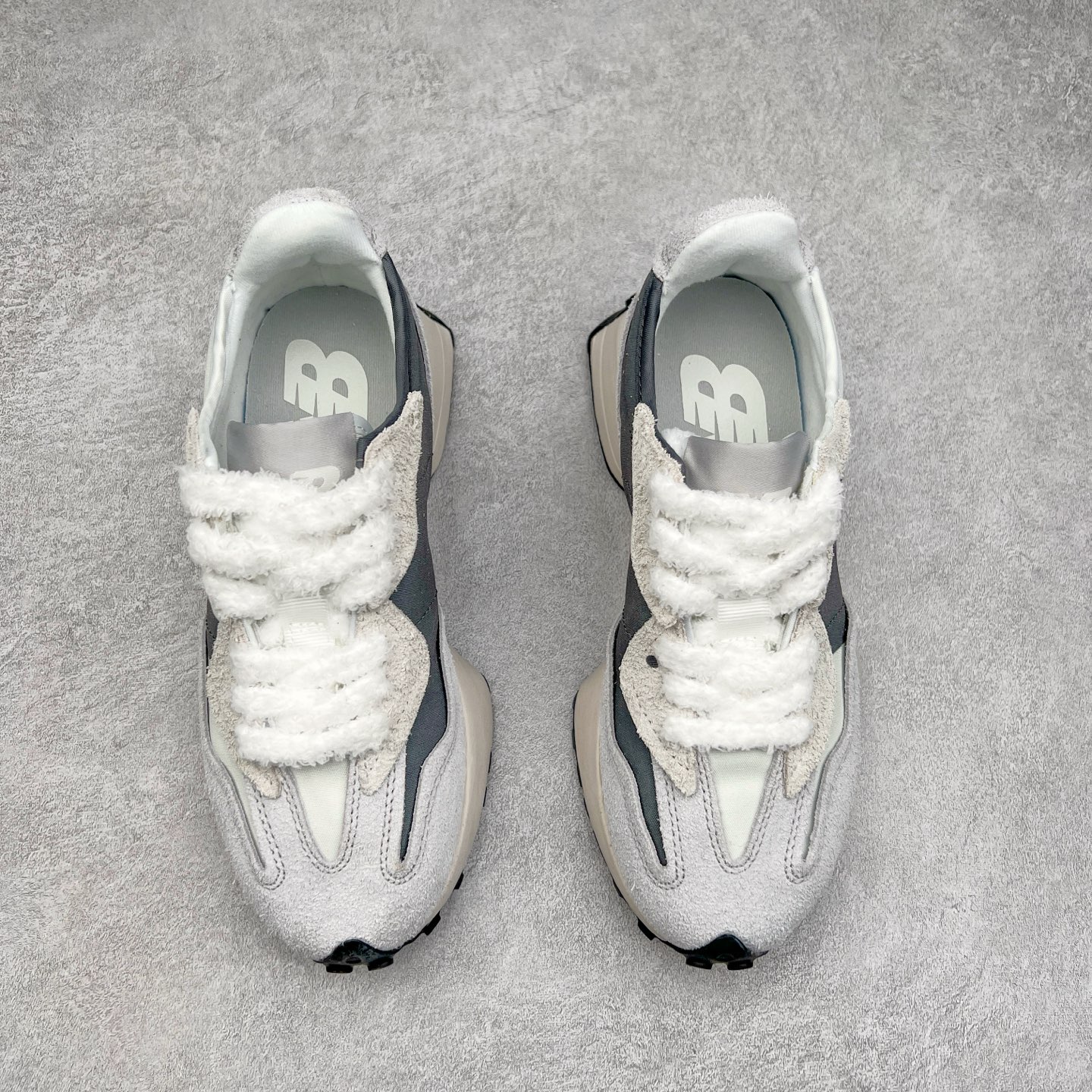 图片[2]-New Balance MS327 NB新百伦系列复古休闲运动慢跑鞋 #以更纯粹的复古风格设计打造的全新造型 侧身还以解构设计 将 N 字标志以做旧压花样式呈现 样式别具新意 而麂皮、冲孔皮革的塑造 则呈现出高级怀旧气质 也让鞋款在奢华时装风格与运动氛围之间达到了平衡 鞋身采用尼龙及猪巴革麂皮物料拼接构成 中底高弹PU材质及满丁防滑橡胶外底 尺码：36 37 37.5 38 38.5 39.5 40 40.5 41.5 42 42.5 43 44 45-选品中心