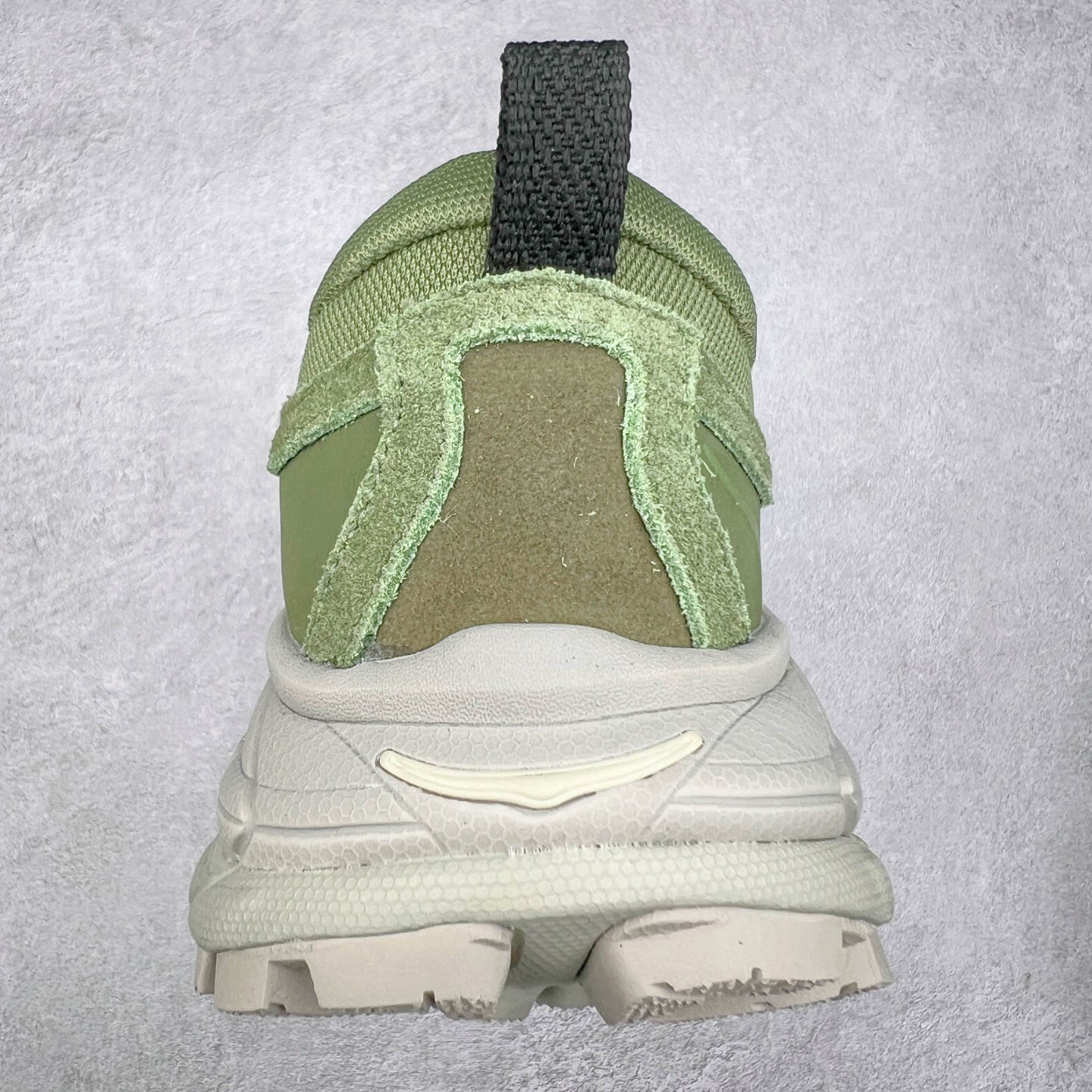 图片[8]-HOKA ONE ONE Tor Ultra Low Gore-Tex 托亚系列增强版低帮厚底轻量坦克户外登山运动鞋 HOKA ONE ONE 在去年异军突起，成为街头时尚圈中的新宠儿，品牌与时尚品牌 Engineered Garments 合作打造的联名 Tor Ultra Low 鞋款，更是设计与话题兼备的重磅之作，而本月 Hoka One One 又为这双超人气之作释出深蓝色、军绿色与黑色三款普通版配色。设计上依旧采用了具备透气性能的 eVent 物料制做鞋身，更搭配 Vibram 大底保留户外血脉，即使少了 Engineered Garments 的联名加持依旧十分出彩。尺码：36 36.5 37.5 38 38.5 39 40 40.5 41 42 42.5 43 44 44.5 45-选品中心