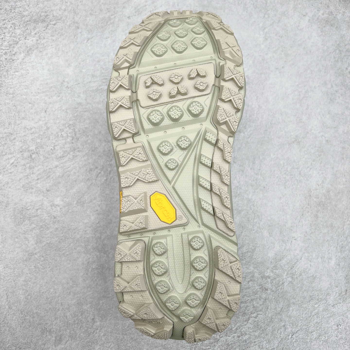 图片[9]-HOKA ONE ONE Tor Ultra Low Gore-Tex 托亚系列增强版低帮厚底轻量坦克户外登山运动鞋 HOKA ONE ONE 在去年异军突起，成为街头时尚圈中的新宠儿，品牌与时尚品牌 Engineered Garments 合作打造的联名 Tor Ultra Low 鞋款，更是设计与话题兼备的重磅之作，而本月 Hoka One One 又为这双超人气之作释出深蓝色、军绿色与黑色三款普通版配色。设计上依旧采用了具备透气性能的 eVent 物料制做鞋身，更搭配 Vibram 大底保留户外血脉，即使少了 Engineered Garments 的联名加持依旧十分出彩。尺码：36 36.5 37.5 38 38.5 39 40 40.5 41 42 42.5 43 44 44.5 45-选品中心