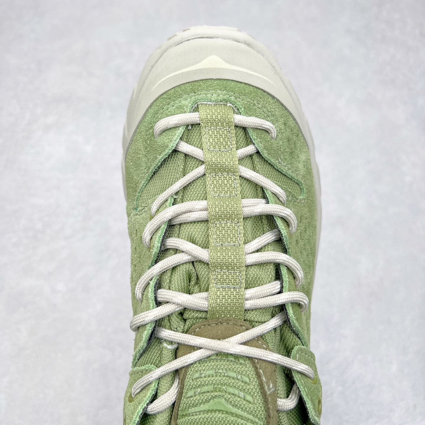 图片[4]-HOKA ONE ONE Tor Ultra Low Gore-Tex 托亚系列增强版低帮厚底轻量坦克户外登山运动鞋 HOKA ONE ONE 在去年异军突起，成为街头时尚圈中的新宠儿，品牌与时尚品牌 Engineered Garments 合作打造的联名 Tor Ultra Low 鞋款，更是设计与话题兼备的重磅之作，而本月 Hoka One One 又为这双超人气之作释出深蓝色、军绿色与黑色三款普通版配色。设计上依旧采用了具备透气性能的 eVent 物料制做鞋身，更搭配 Vibram 大底保留户外血脉，即使少了 Engineered Garments 的联名加持依旧十分出彩。尺码：36 36.5 37.5 38 38.5 39 40 40.5 41 42 42.5 43 44 44.5 45-选品中心