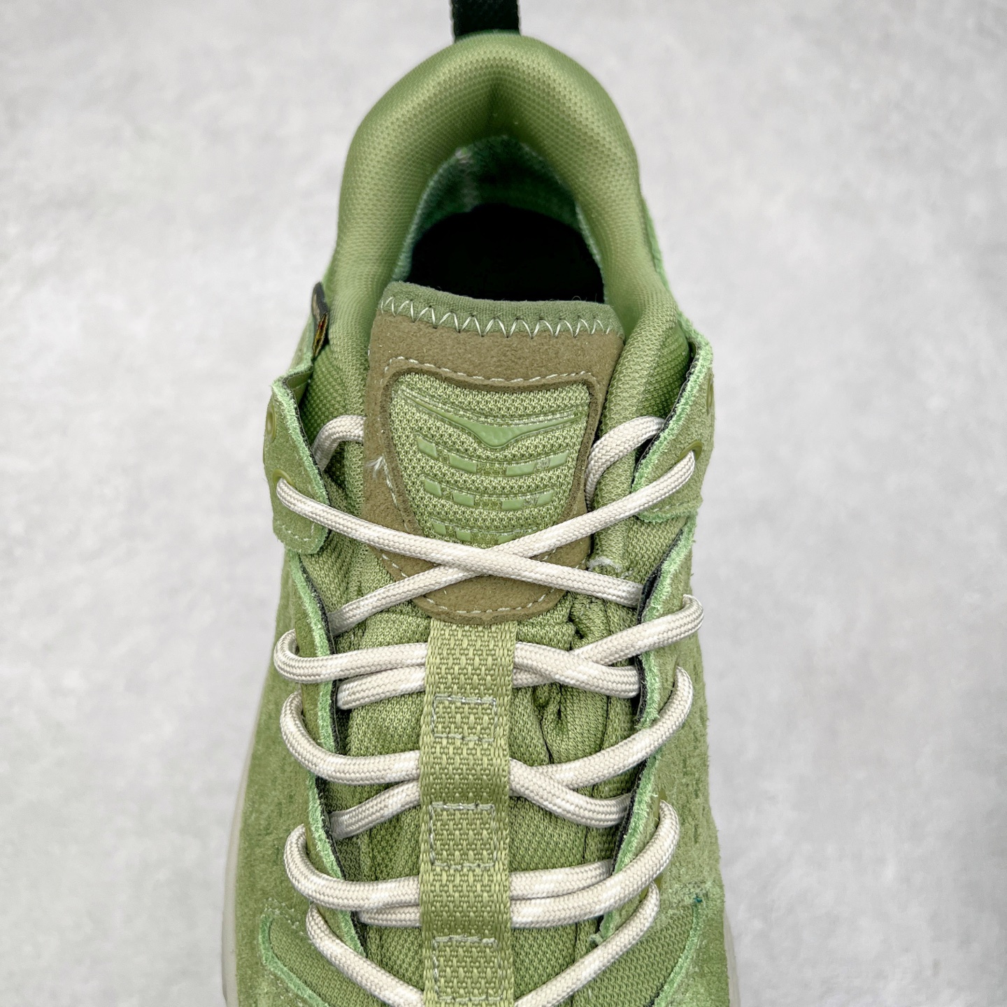 图片[5]-HOKA ONE ONE Tor Ultra Low Gore-Tex 托亚系列增强版低帮厚底轻量坦克户外登山运动鞋 HOKA ONE ONE 在去年异军突起，成为街头时尚圈中的新宠儿，品牌与时尚品牌 Engineered Garments 合作打造的联名 Tor Ultra Low 鞋款，更是设计与话题兼备的重磅之作，而本月 Hoka One One 又为这双超人气之作释出深蓝色、军绿色与黑色三款普通版配色。设计上依旧采用了具备透气性能的 eVent 物料制做鞋身，更搭配 Vibram 大底保留户外血脉，即使少了 Engineered Garments 的联名加持依旧十分出彩。尺码：36 36.5 37.5 38 38.5 39 40 40.5 41 42 42.5 43 44 44.5 45-选品中心