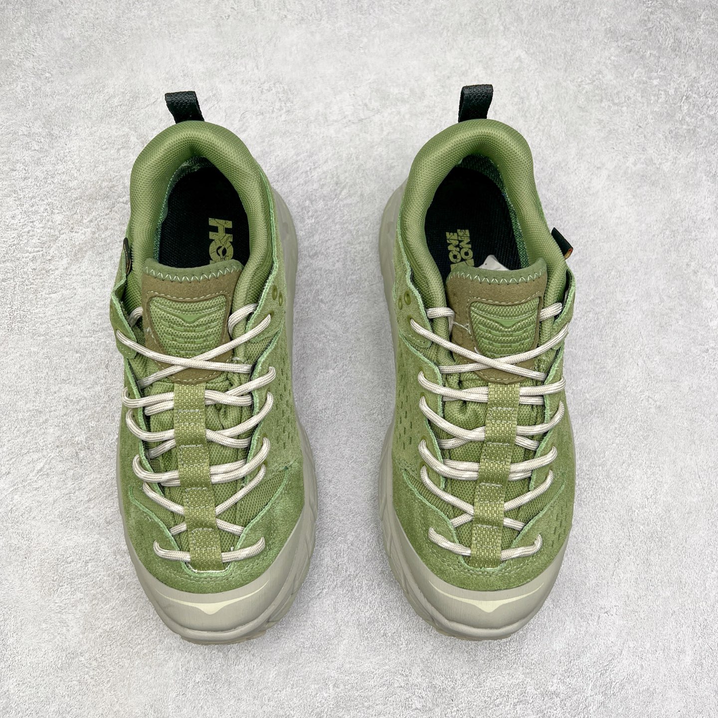 图片[2]-HOKA ONE ONE Tor Ultra Low Gore-Tex 托亚系列增强版低帮厚底轻量坦克户外登山运动鞋 HOKA ONE ONE 在去年异军突起，成为街头时尚圈中的新宠儿，品牌与时尚品牌 Engineered Garments 合作打造的联名 Tor Ultra Low 鞋款，更是设计与话题兼备的重磅之作，而本月 Hoka One One 又为这双超人气之作释出深蓝色、军绿色与黑色三款普通版配色。设计上依旧采用了具备透气性能的 eVent 物料制做鞋身，更搭配 Vibram 大底保留户外血脉，即使少了 Engineered Garments 的联名加持依旧十分出彩。尺码：36 36.5 37.5 38 38.5 39 40 40.5 41 42 42.5 43 44 44.5 45-选品中心