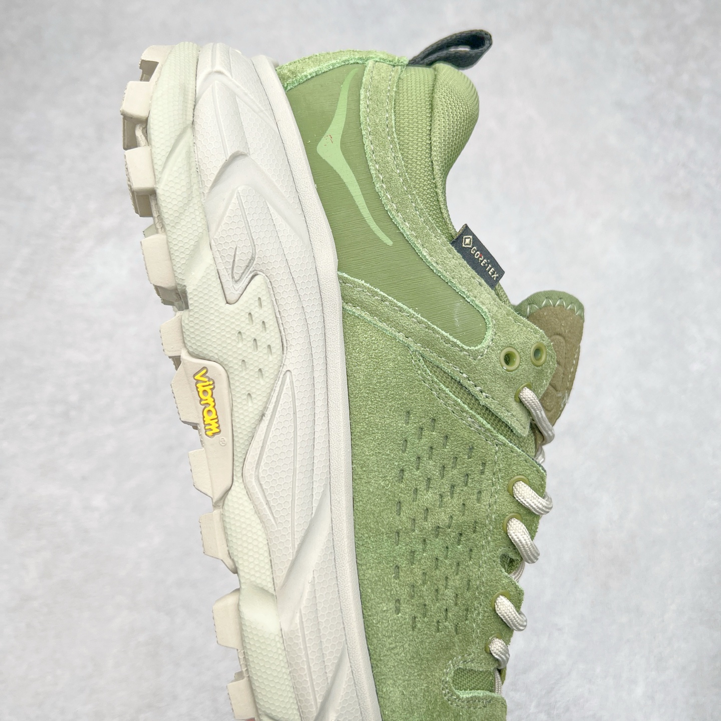 图片[6]-HOKA ONE ONE Tor Ultra Low Gore-Tex 托亚系列增强版低帮厚底轻量坦克户外登山运动鞋 HOKA ONE ONE 在去年异军突起，成为街头时尚圈中的新宠儿，品牌与时尚品牌 Engineered Garments 合作打造的联名 Tor Ultra Low 鞋款，更是设计与话题兼备的重磅之作，而本月 Hoka One One 又为这双超人气之作释出深蓝色、军绿色与黑色三款普通版配色。设计上依旧采用了具备透气性能的 eVent 物料制做鞋身，更搭配 Vibram 大底保留户外血脉，即使少了 Engineered Garments 的联名加持依旧十分出彩。尺码：36 36.5 37.5 38 38.5 39 40 40.5 41 42 42.5 43 44 44.5 45-选品中心