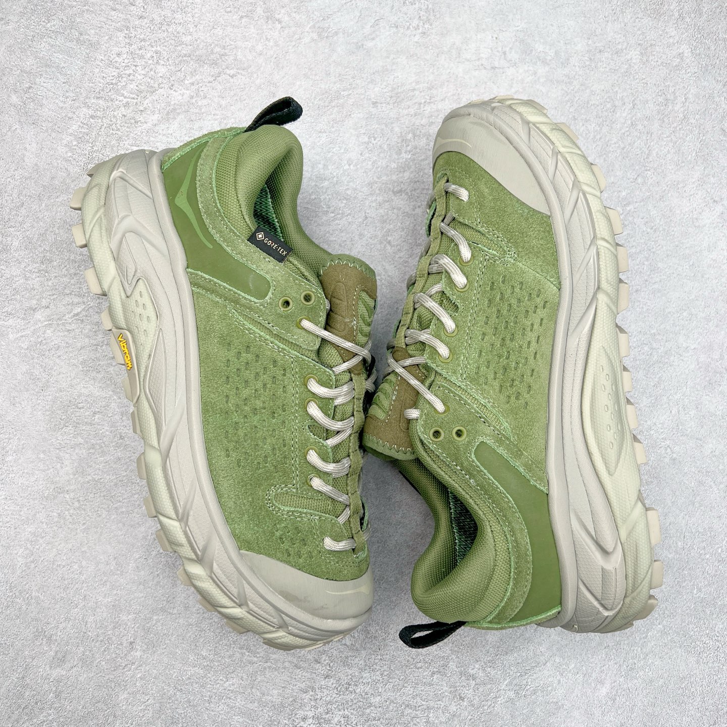 图片[3]-HOKA ONE ONE Tor Ultra Low Gore-Tex 托亚系列增强版低帮厚底轻量坦克户外登山运动鞋 HOKA ONE ONE 在去年异军突起，成为街头时尚圈中的新宠儿，品牌与时尚品牌 Engineered Garments 合作打造的联名 Tor Ultra Low 鞋款，更是设计与话题兼备的重磅之作，而本月 Hoka One One 又为这双超人气之作释出深蓝色、军绿色与黑色三款普通版配色。设计上依旧采用了具备透气性能的 eVent 物料制做鞋身，更搭配 Vibram 大底保留户外血脉，即使少了 Engineered Garments 的联名加持依旧十分出彩。尺码：36 36.5 37.5 38 38.5 39 40 40.5 41 42 42.5 43 44 44.5 45-选品中心