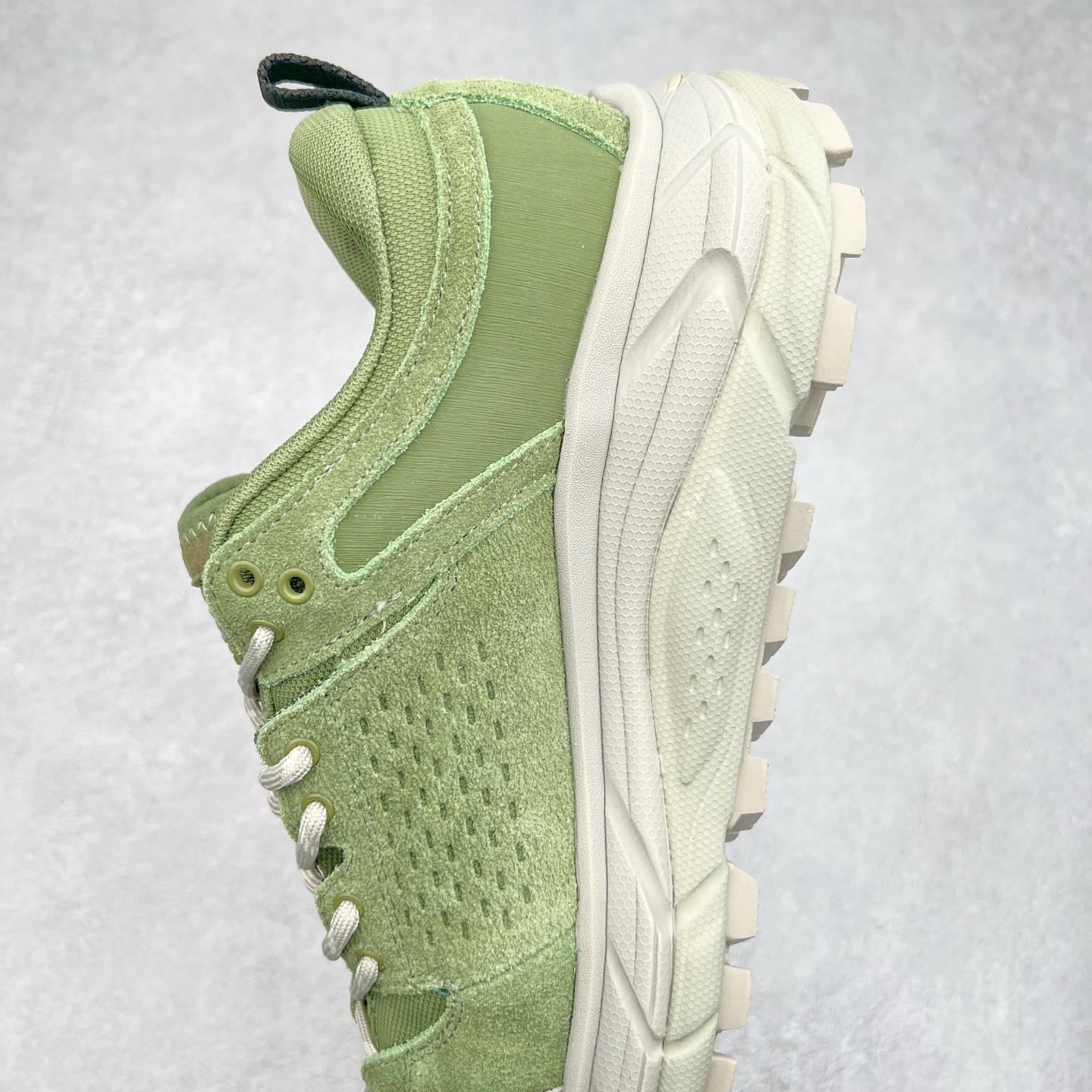 图片[7]-HOKA ONE ONE Tor Ultra Low Gore-Tex 托亚系列增强版低帮厚底轻量坦克户外登山运动鞋 HOKA ONE ONE 在去年异军突起，成为街头时尚圈中的新宠儿，品牌与时尚品牌 Engineered Garments 合作打造的联名 Tor Ultra Low 鞋款，更是设计与话题兼备的重磅之作，而本月 Hoka One One 又为这双超人气之作释出深蓝色、军绿色与黑色三款普通版配色。设计上依旧采用了具备透气性能的 eVent 物料制做鞋身，更搭配 Vibram 大底保留户外血脉，即使少了 Engineered Garments 的联名加持依旧十分出彩。尺码：36 36.5 37.5 38 38.5 39 40 40.5 41 42 42.5 43 44 44.5 45-选品中心