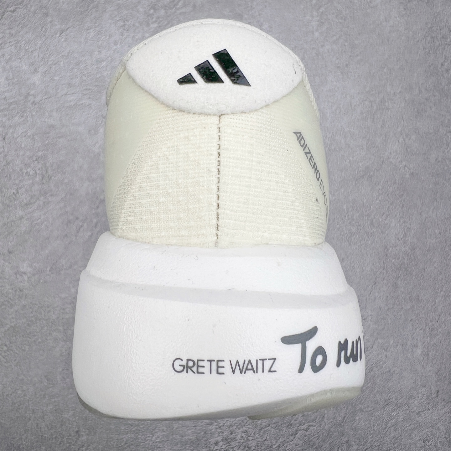 图片[8]-AD Adizero Eva SL M 零度进化版系列低帮轻便透气竞速休闲运动慢跑鞋 JS1183 相信大家对去年 adidas 横空出世的「顶级超跑」adiZero Adios Pro EVO 1 记忆犹新！不仅登顶阿迪史上最轻跑鞋宝座，更在接下来的全球马拉松赛事中，持续书写着惊人成绩，被网友戏称新一代「阿迪神鞋」全网刷屏！极简设计语言与强烈速度感和存在感的鞋侧三线，让人过目不忘，特别种草！其中定位于中长跑训练的 adidas Adizero Evo SL，整体外观造型与 adiZero Adios Pro EVO 1 非常相似。中底配置方面搭载全掌 Lightstrike Pro，鞋面采用透气网面示人，契合日常训练鞋的定位，更加耐用。外底给到了马牌橡胶，及类似上代竞速旗舰 adidas Adizero Adios Pro 3 区域分布。整体看下来无论是外观的鲜明辨识度，还是配置的扎实程度都很顶。尺码：36 36⅔ 37⅓ 38 38⅔ 39⅓ 40 40⅔ 41⅓ 42 42⅔ 43⅓ 44 45-选品中心