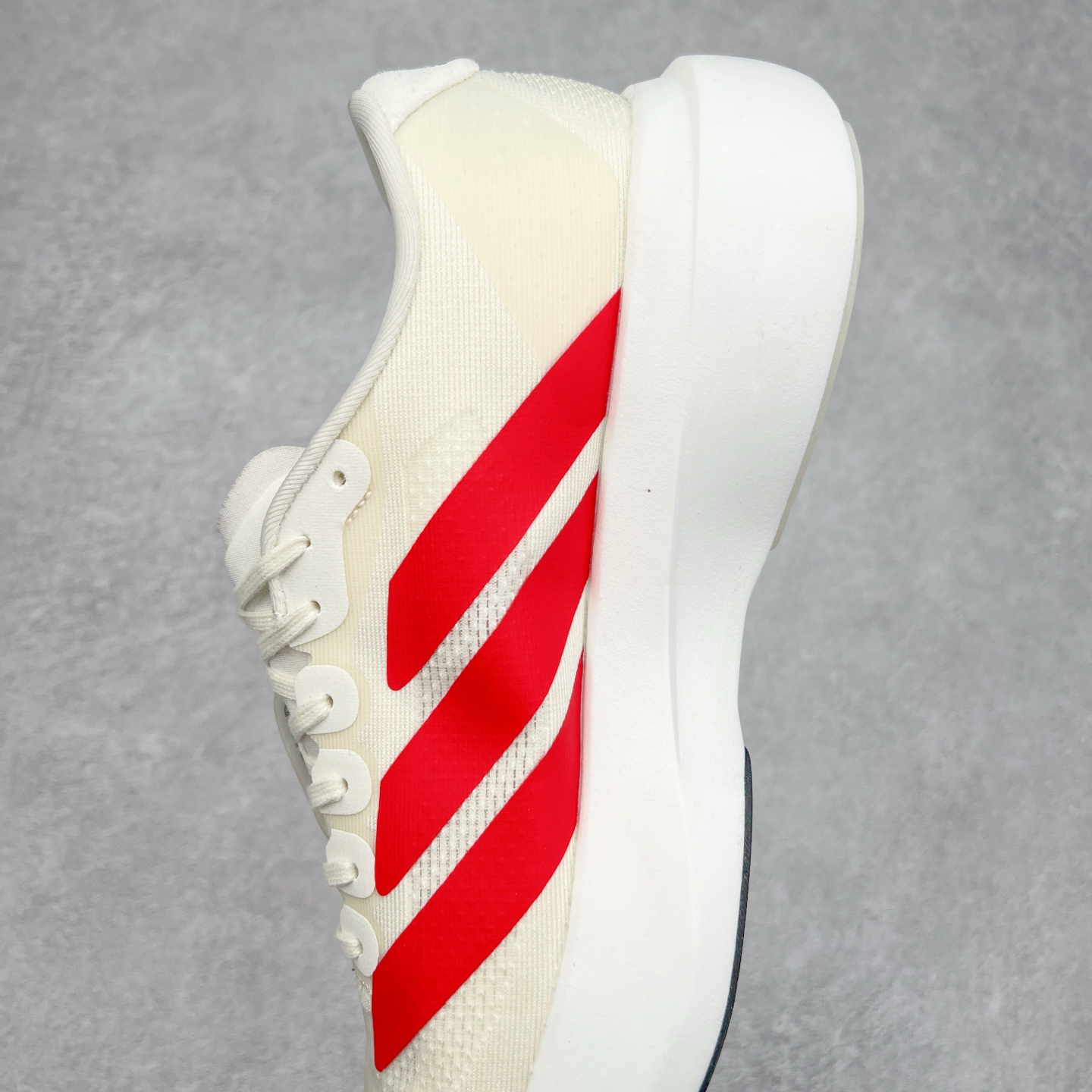 图片[7]-AD Adizero Eva SL M 零度进化版系列低帮轻便透气竞速休闲运动慢跑鞋 JS1183 相信大家对去年 adidas 横空出世的「顶级超跑」adiZero Adios Pro EVO 1 记忆犹新！不仅登顶阿迪史上最轻跑鞋宝座，更在接下来的全球马拉松赛事中，持续书写着惊人成绩，被网友戏称新一代「阿迪神鞋」全网刷屏！极简设计语言与强烈速度感和存在感的鞋侧三线，让人过目不忘，特别种草！其中定位于中长跑训练的 adidas Adizero Evo SL，整体外观造型与 adiZero Adios Pro EVO 1 非常相似。中底配置方面搭载全掌 Lightstrike Pro，鞋面采用透气网面示人，契合日常训练鞋的定位，更加耐用。外底给到了马牌橡胶，及类似上代竞速旗舰 adidas Adizero Adios Pro 3 区域分布。整体看下来无论是外观的鲜明辨识度，还是配置的扎实程度都很顶。尺码：36 36⅔ 37⅓ 38 38⅔ 39⅓ 40 40⅔ 41⅓ 42 42⅔ 43⅓ 44 45-选品中心