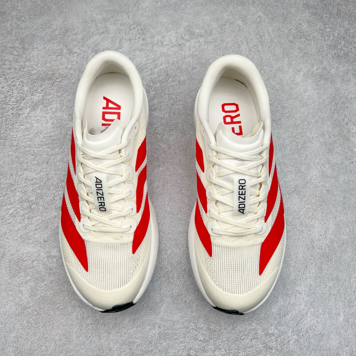 图片[2]-AD Adizero Eva SL M 零度进化版系列低帮轻便透气竞速休闲运动慢跑鞋 JS1183 相信大家对去年 adidas 横空出世的「顶级超跑」adiZero Adios Pro EVO 1 记忆犹新！不仅登顶阿迪史上最轻跑鞋宝座，更在接下来的全球马拉松赛事中，持续书写着惊人成绩，被网友戏称新一代「阿迪神鞋」全网刷屏！极简设计语言与强烈速度感和存在感的鞋侧三线，让人过目不忘，特别种草！其中定位于中长跑训练的 adidas Adizero Evo SL，整体外观造型与 adiZero Adios Pro EVO 1 非常相似。中底配置方面搭载全掌 Lightstrike Pro，鞋面采用透气网面示人，契合日常训练鞋的定位，更加耐用。外底给到了马牌橡胶，及类似上代竞速旗舰 adidas Adizero Adios Pro 3 区域分布。整体看下来无论是外观的鲜明辨识度，还是配置的扎实程度都很顶。尺码：36 36⅔ 37⅓ 38 38⅔ 39⅓ 40 40⅔ 41⅓ 42 42⅔ 43⅓ 44 45-选品中心