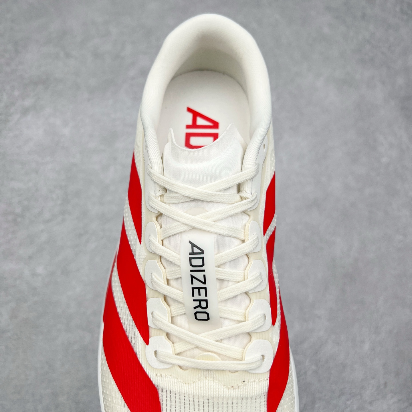 图片[5]-AD Adizero Eva SL M 零度进化版系列低帮轻便透气竞速休闲运动慢跑鞋 JS1183 相信大家对去年 adidas 横空出世的「顶级超跑」adiZero Adios Pro EVO 1 记忆犹新！不仅登顶阿迪史上最轻跑鞋宝座，更在接下来的全球马拉松赛事中，持续书写着惊人成绩，被网友戏称新一代「阿迪神鞋」全网刷屏！极简设计语言与强烈速度感和存在感的鞋侧三线，让人过目不忘，特别种草！其中定位于中长跑训练的 adidas Adizero Evo SL，整体外观造型与 adiZero Adios Pro EVO 1 非常相似。中底配置方面搭载全掌 Lightstrike Pro，鞋面采用透气网面示人，契合日常训练鞋的定位，更加耐用。外底给到了马牌橡胶，及类似上代竞速旗舰 adidas Adizero Adios Pro 3 区域分布。整体看下来无论是外观的鲜明辨识度，还是配置的扎实程度都很顶。尺码：36 36⅔ 37⅓ 38 38⅔ 39⅓ 40 40⅔ 41⅓ 42 42⅔ 43⅓ 44 45-选品中心