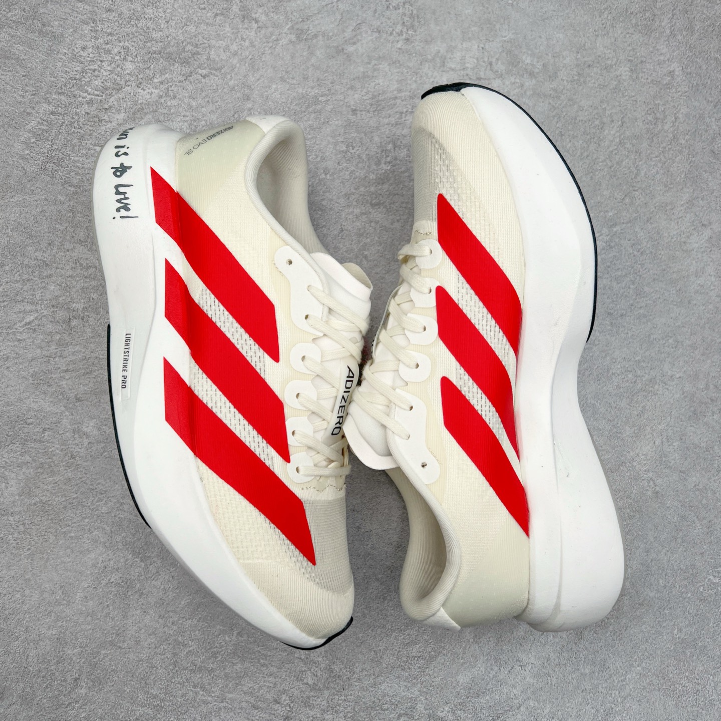 图片[3]-AD Adizero Eva SL M 零度进化版系列低帮轻便透气竞速休闲运动慢跑鞋 JS1183 相信大家对去年 adidas 横空出世的「顶级超跑」adiZero Adios Pro EVO 1 记忆犹新！不仅登顶阿迪史上最轻跑鞋宝座，更在接下来的全球马拉松赛事中，持续书写着惊人成绩，被网友戏称新一代「阿迪神鞋」全网刷屏！极简设计语言与强烈速度感和存在感的鞋侧三线，让人过目不忘，特别种草！其中定位于中长跑训练的 adidas Adizero Evo SL，整体外观造型与 adiZero Adios Pro EVO 1 非常相似。中底配置方面搭载全掌 Lightstrike Pro，鞋面采用透气网面示人，契合日常训练鞋的定位，更加耐用。外底给到了马牌橡胶，及类似上代竞速旗舰 adidas Adizero Adios Pro 3 区域分布。整体看下来无论是外观的鲜明辨识度，还是配置的扎实程度都很顶。尺码：36 36⅔ 37⅓ 38 38⅔ 39⅓ 40 40⅔ 41⅓ 42 42⅔ 43⅓ 44 45-选品中心