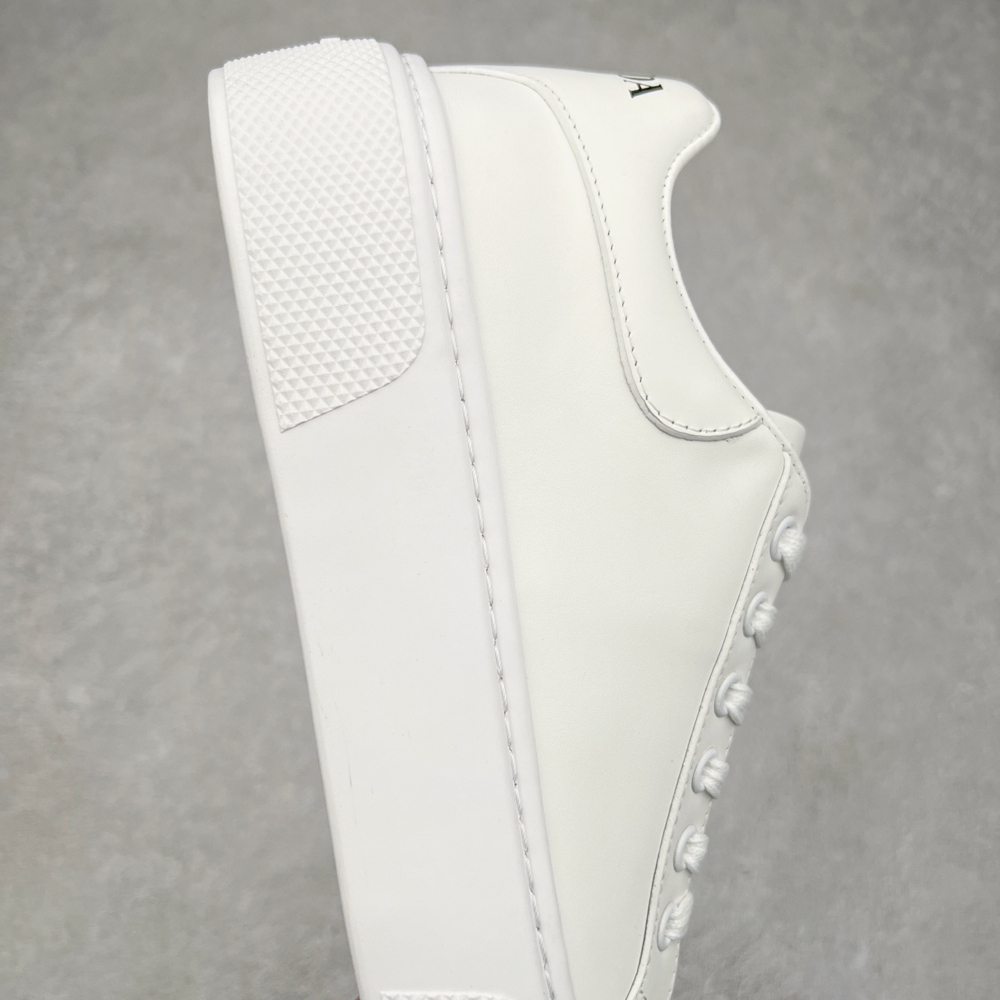 图片[6]-意大利高奢品牌·PRADA普拉达情侣款运动板鞋百搭休闲小白鞋系列 广东大厂品质 25ss春季新款 专柜同步 Prada Cloudbust Thunder运动鞋设计以雕塑感设计重新演绎PRADA独具时尚个性风格。大气个性更潮更抢眼更追求档次，它将颠覆旧念，与您共度时尚潮人必备! 面料采用原版进口小牛皮 牛皮内里垫脚 橡胶发泡大底 轻便防滑耐磨 脚感舒适 款式耐看做工精细 配以简洁利落的鞋楦 经典设计 步履间散发迷人韵味 展现独特风采。 尺码：35-44（皮鞋码）-选品中心